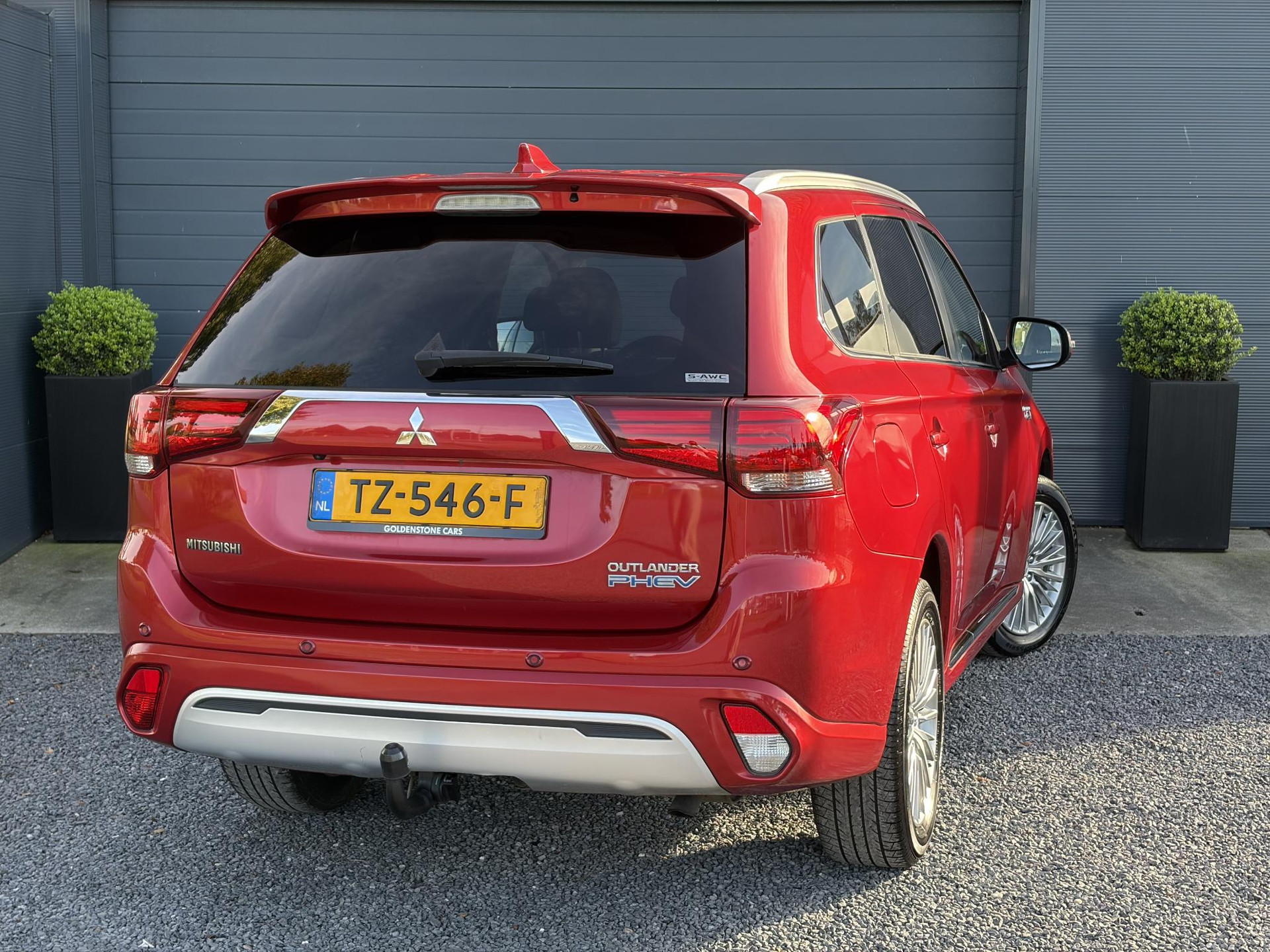 Mitsubishi Outlander 2.4 PHEV Intense ✓1e Eigenaar✓Trakhaak✓SOH 67%✓Carplay✓Camera✓Alcantara-Leder✓Stoelverw-Stoelverkoeling✓Clima✓Cruise✓Pdc V+A✓Keyless✓Net beurt gehad✓18" Lmv✓N.A.P✓Apk tot 10-2027