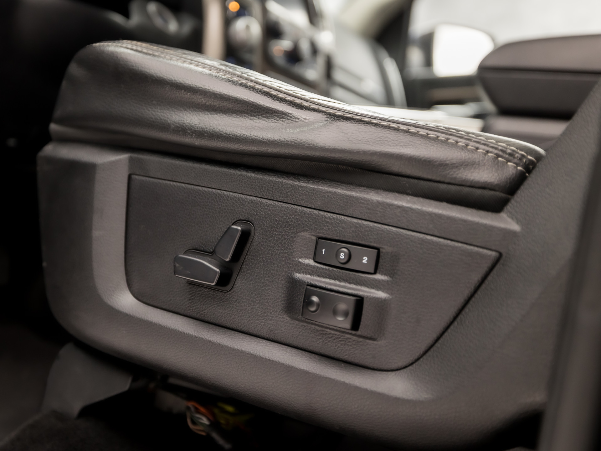 Dodge Ram 5.7 V8 4x4 Quad Cab 6'4 402Pk Automaat (MARGE, SCHUIFDAK, LUCHTVERING, STOELKOELING/VERWARMING, NAVIGATIE, CAMERA, LEDER, MEMORY SEATS, TREEPLANKEN, TREKHAAK, KEYLESS, GETINT GLAS, NIEUWE APK, NIEUWSTAAT)