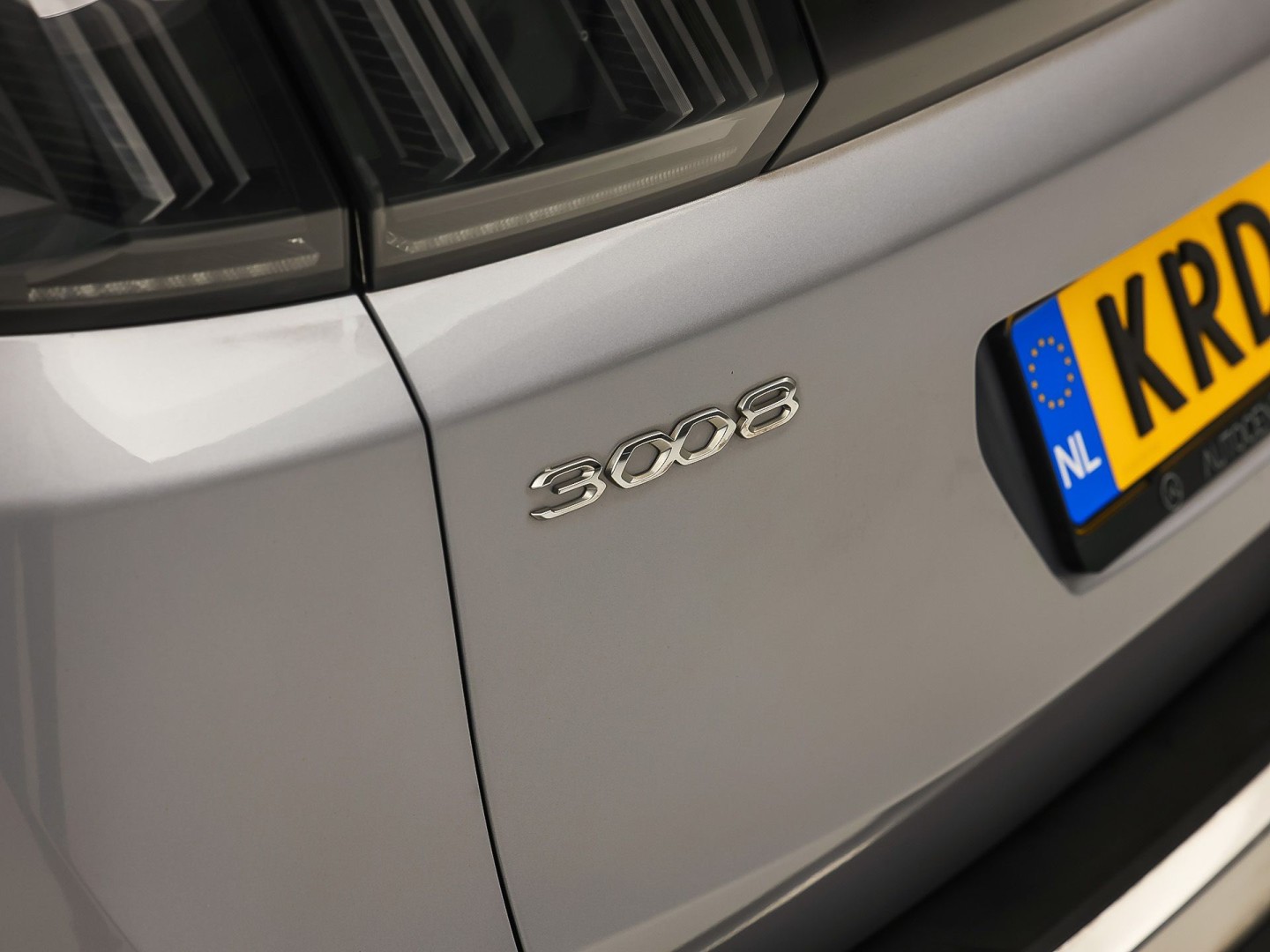 Peugeot 3008 1.2 PureTech GT Line (PANORAMADAK, APPLE CARPLAY, GROOT NAVI, LEDER, STOELVERWARMING, SPORTSTOELEN, GETINT GLAS, KEYLESS, NIEUWSTAAT)
