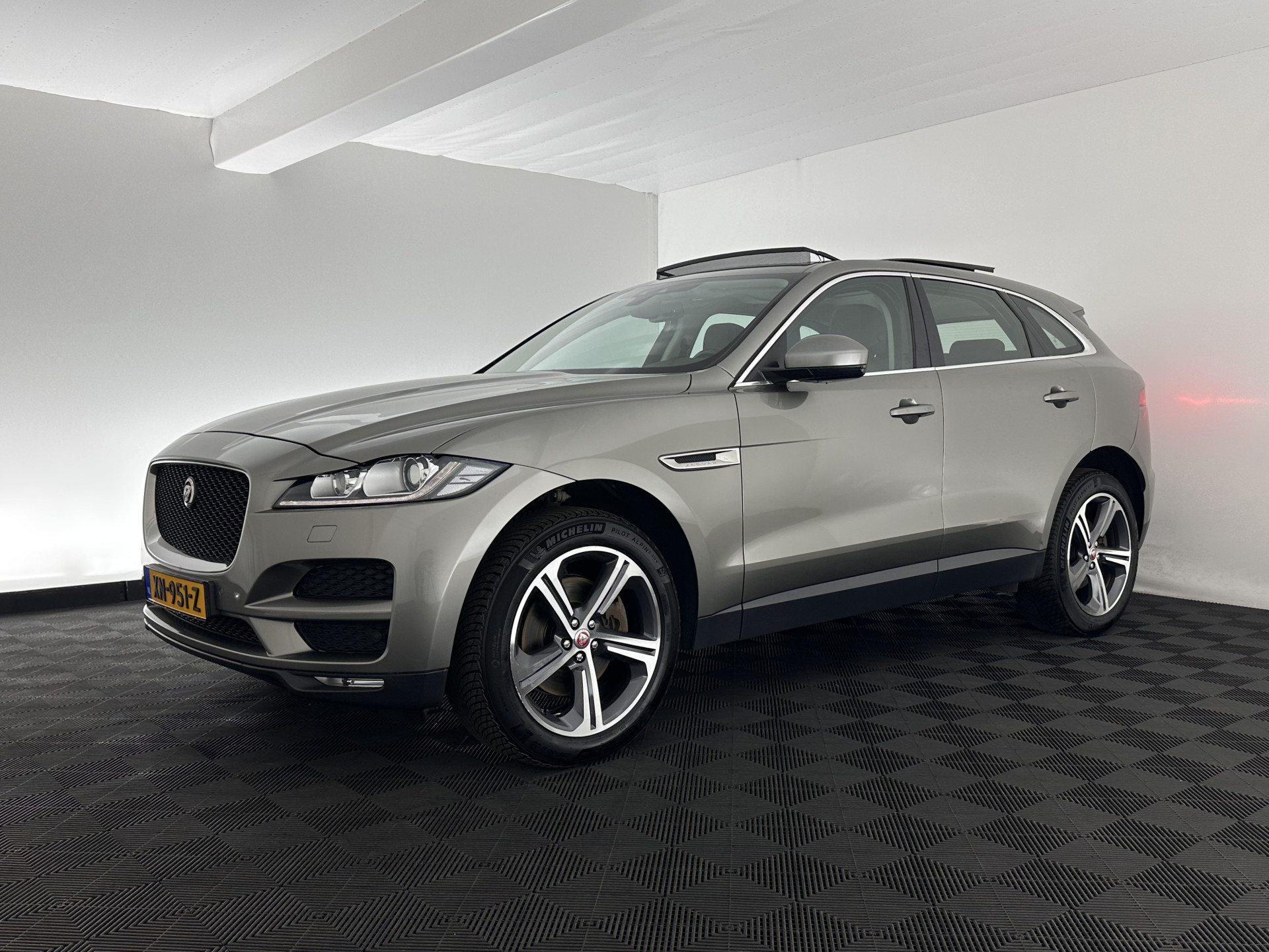 Jaguar F-PACE 3.0d First Edition AWD (INCL-BTW) Aut. *PANO | LEATHER | XENON | MEMORY-PACK | DIGI-COCKPIT | MERIDIAN-SOUND | NAVI-FULLMAP | CAMERA | HEATED-COMFORTSEATS | AMBIENTLIGHT | SHIFTPADDLES | ECC | PDC | CRUISE | TOWBAR