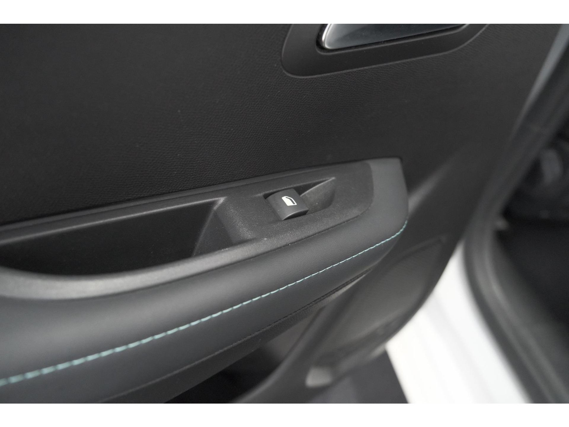 Peugeot 208 PureTech 100 PK Allure | Apple Carplay | Parkeersensoren | Lichtmetalen velgen