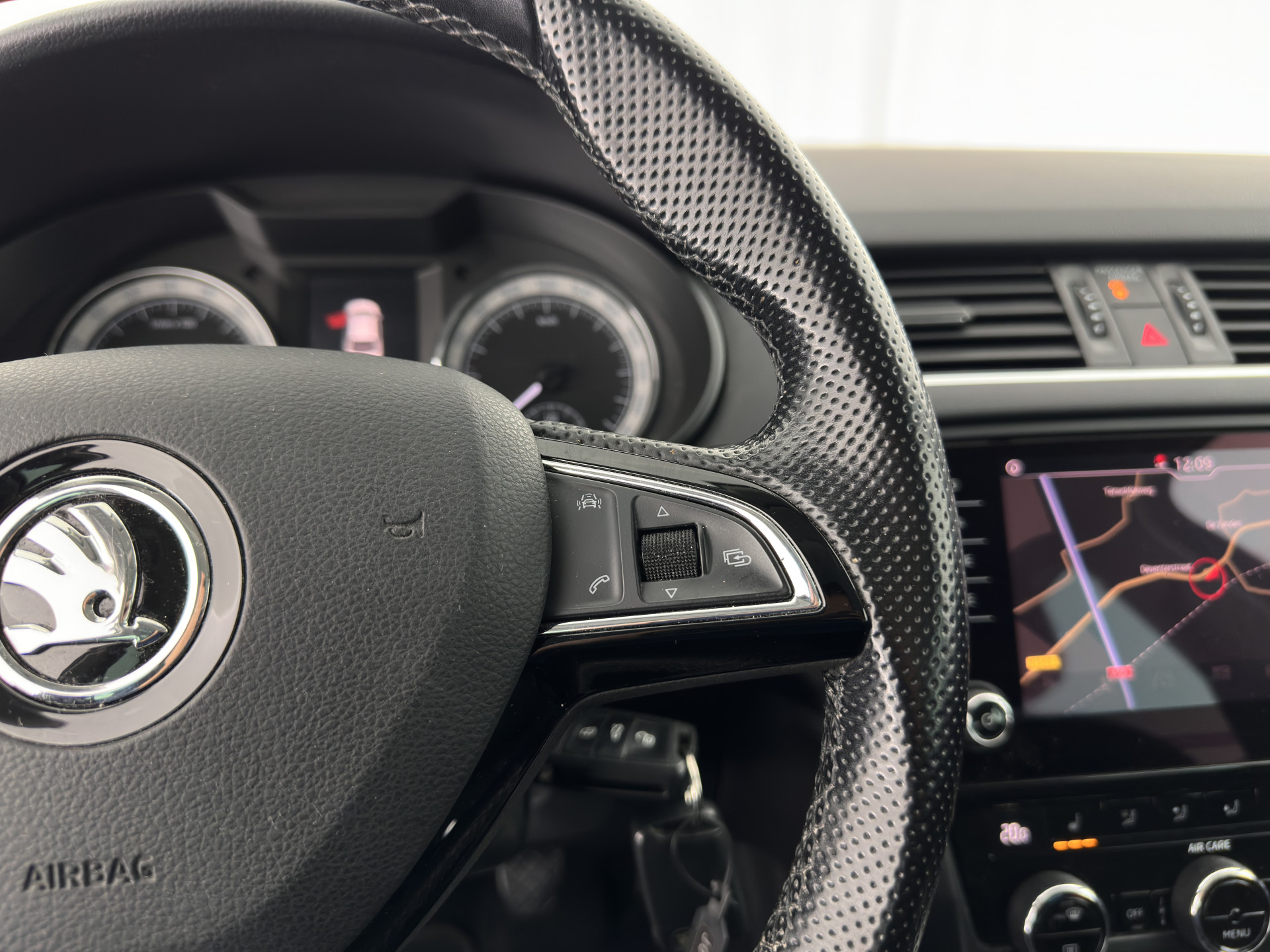 ŠKODA Octavia 1.6 TDI Greentech Ambition Business *LEATHER-FABRIC | NAVI-FULLMAP | HEATED-COMFORTSEATS | ECC | TOWBAR | PRIVACY-GLASS | PARKPILOT | CRUISE | 16''ALU *