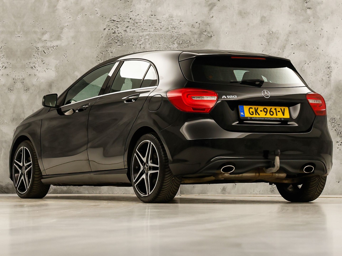 Mercedes-Benz A-Klasse 180 AMG Sport Automaat (NAVIGATIE, LEDER, STOELVERWARMING, SPORTSTOELEN, ZWART HEMEL, PARKEERSENSOREN, TREKHAAK, CRUISE, NIEUWSTAAT)