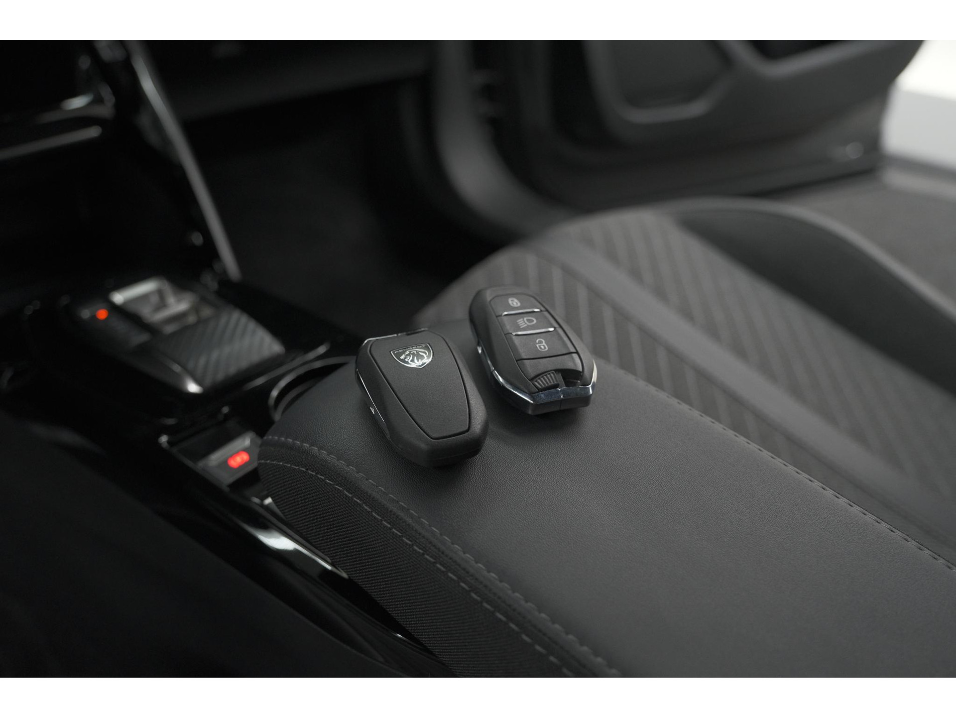 Peugeot 2008 PureTech 130 EAT8 Allure | 360 Camera | Adaptieve Cruise Control | Navigatie