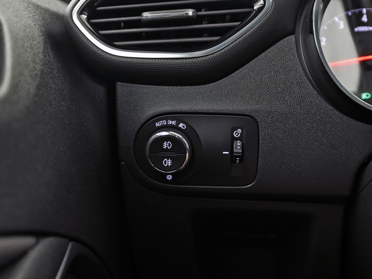 Opel Crossland X 1.2 Turbo Innovation Sport Automaat (APPLE CARPLAY, GROOT NAVI, CLIMATE, STUUR/STOELVERWARMING, SPORTSTOELEN, LEDER, GETINT GLAS, PARKEERSENSOREN, NIEUWSTAAT)