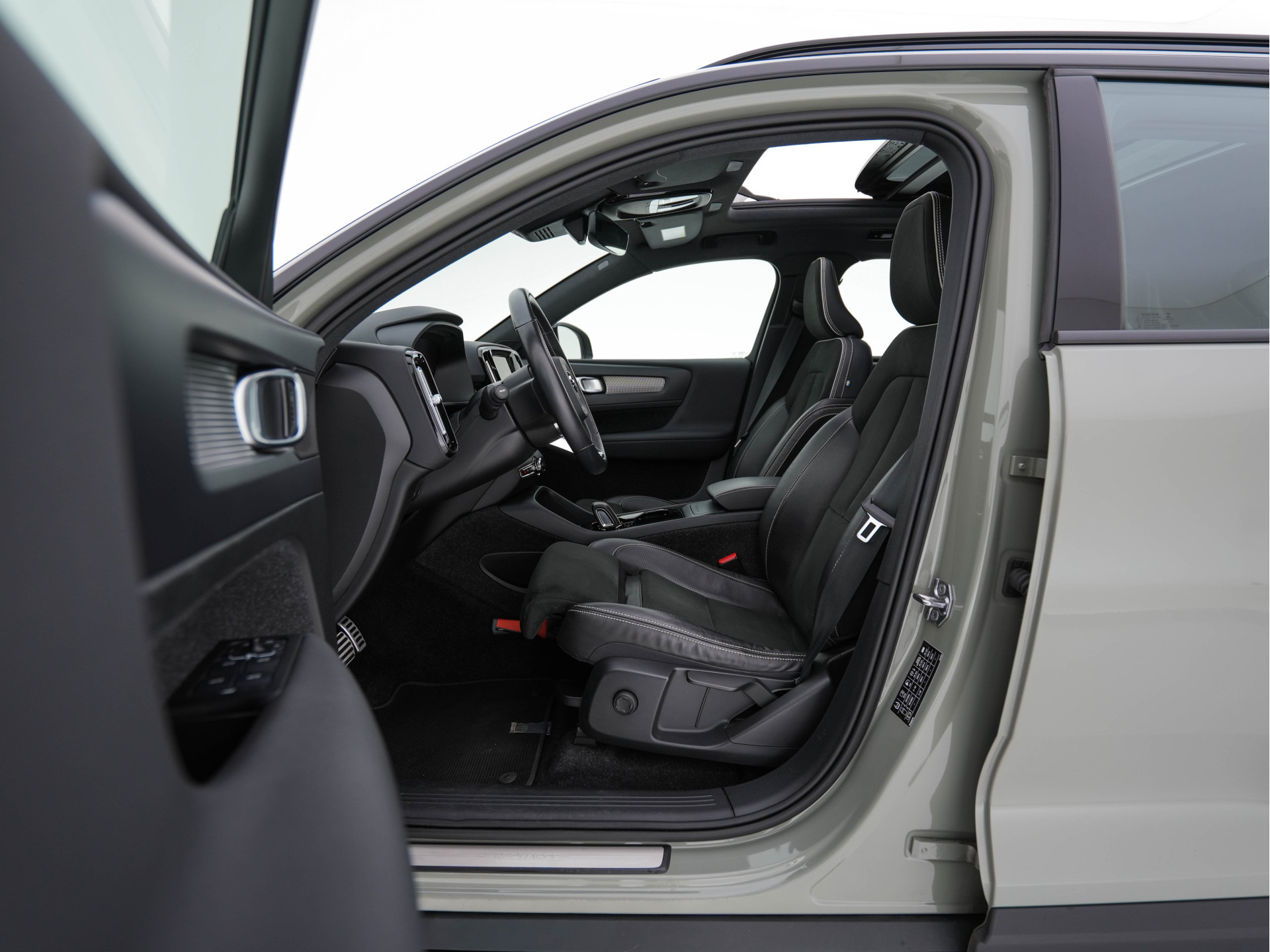 Volvo XC40 Recharge P8 AWD R-Design [ 3-Fase-11kW ] {SOH-90%} (INCL-BTW) Aut. *PANO | LEATHER-ALCANTARA | ADAPTIVE-CRUISE | DIGI-COCKPIT | FULL-LED | HARMAN/KARDON | CAMERA | NAVI-FULLMAP | ECC | PDC | KEYLESS | HEATED-SPORTSEATS | TOWBAR | 20''ALU*