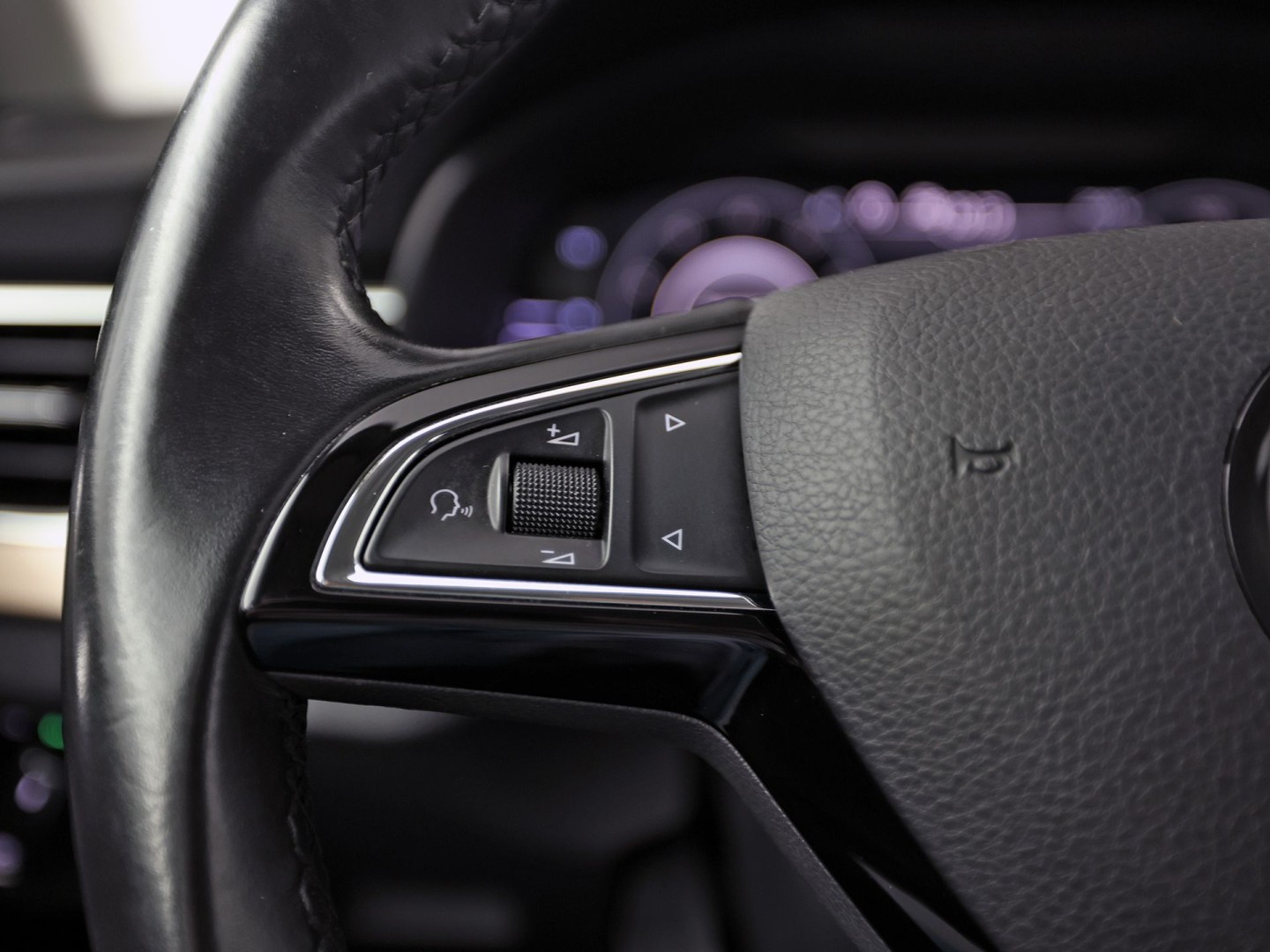 Škoda Scala 1.0 TSI Sport Automaat (VIRTUAL COCKPIT, APPLE CARPLAY, GROOT NAVI, CLIMATE, STOELVERWARMING, SPORTSTOELEN, PARKEERSENSOREN, LED KOPLAMPEN, NIEUWSTAAT)
