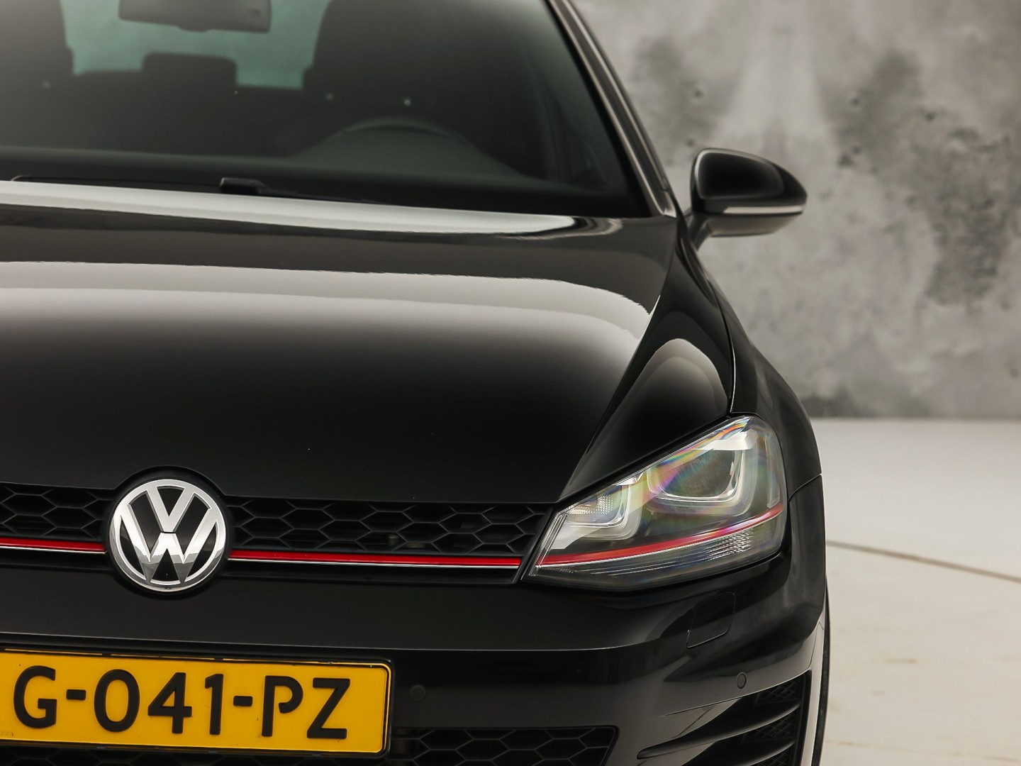 Volkswagen Golf 2.0 TSI GTI 220Pk Automaat (NAVIGATIE, CLIMATE, LEDER, STOELVERWARMING, SPORTSTOELEN, GETINT GLAS, XENON, NIEUWSTAAT)