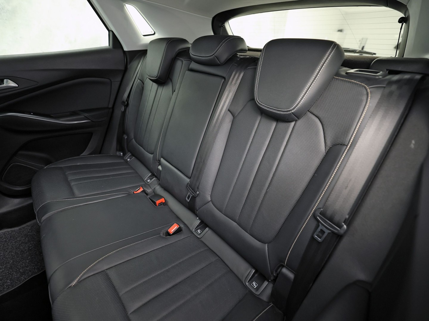 Opel Grandland X 1.2 Turbo Innovation Sport (APPLE CARPLAY, STOELKOELING/VERWARMING, MEMORY SEAT, 360 CAMERA, LEDER, GETINT GLAS, STUURWIEL VERWARMD, NIEUWE APK, NIEUWSTAAT)