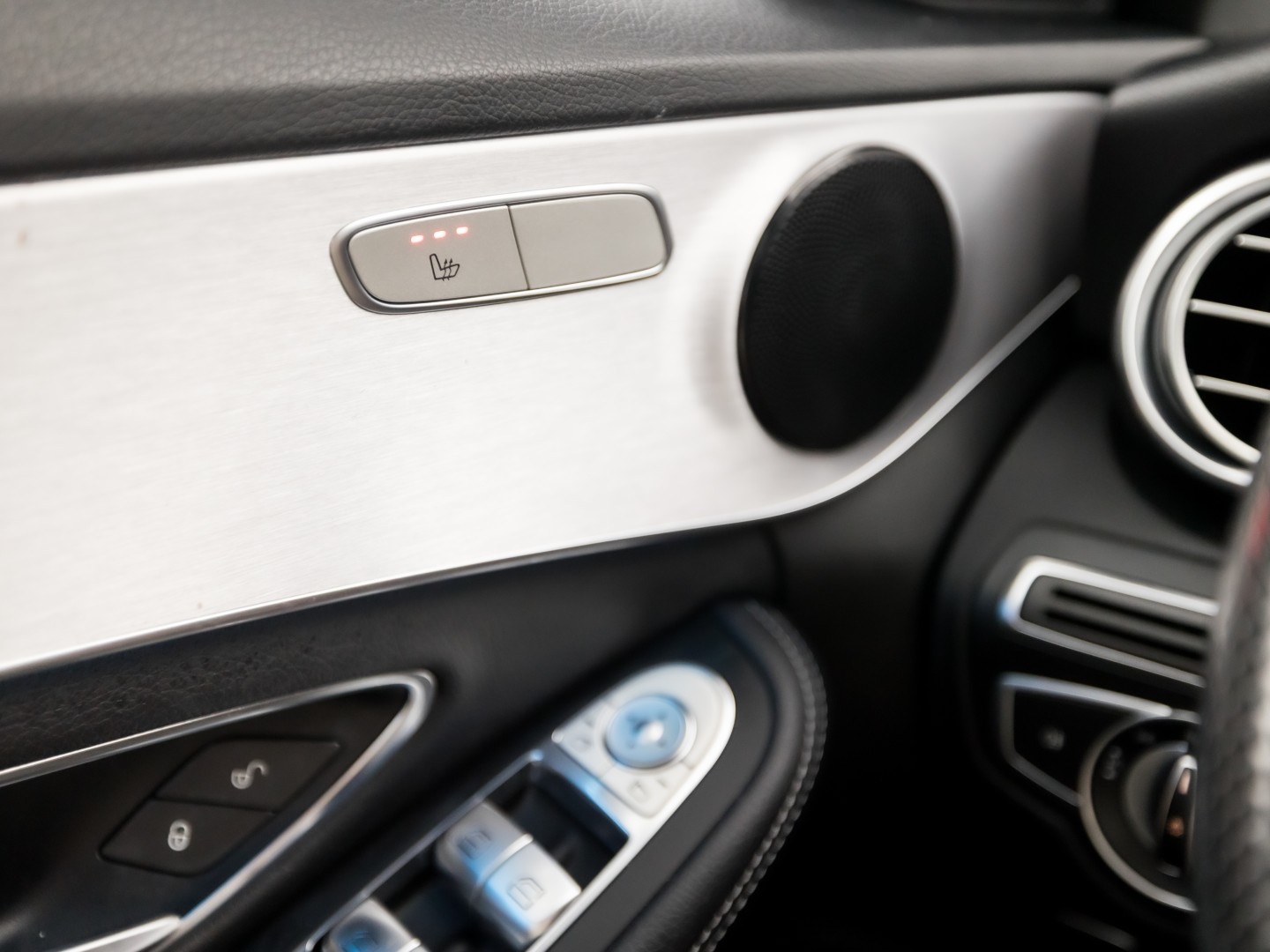 Mercedes-Benz C-Klasse 180 AMG Sport 156Pk Automaat (PANORAMADAK, NAVIGATIE, LEDER, ELEK SPORTSTOELEN, STOELVERWARMING, ELEK ACHTERKLEP, GETINT GLAS, ZWART HEMEL, NIEUWSTAAT)