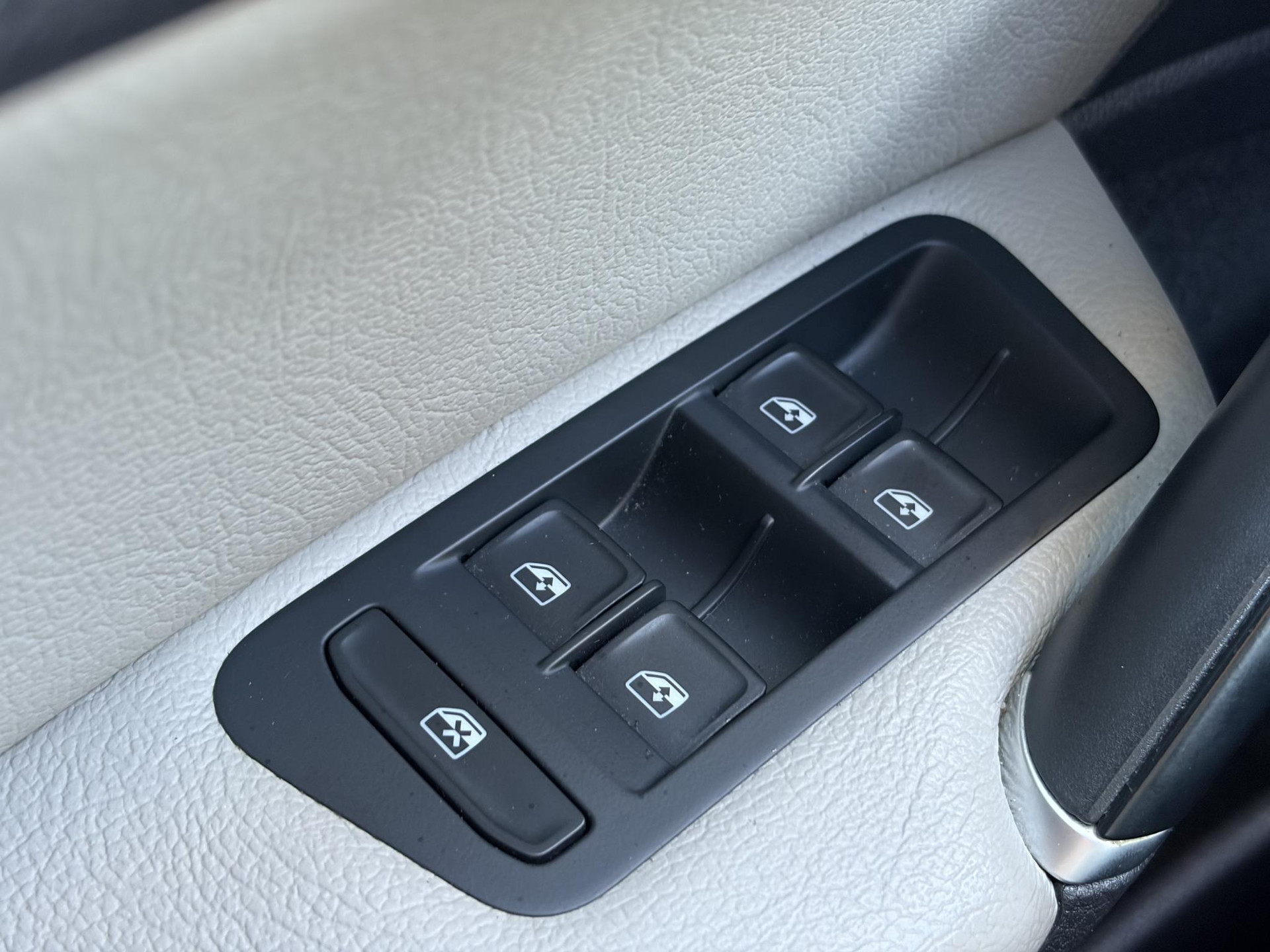 Volkswagen e-Golf e-Golf ✓SOH 88.57%✓Carplay✓Navi✓Leder✓Clima✓Cruise✓Pdc V+A✓LED✓16'' Lm velgen✓N.A.P✓Apk tot 02-2027