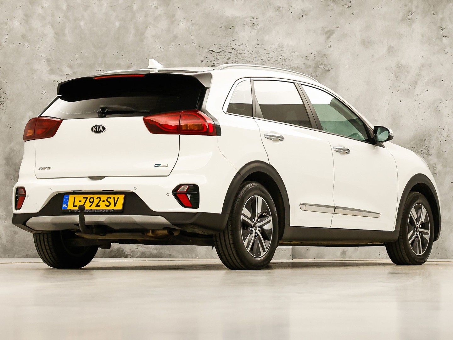 Kia Niro 1.6 GDi PHEV DynamicLine 141Pk Automaat (1e EIGENAAR, APPLE CARPLAY, GROOT NAVI, CAMERA, TREKHAAK, SPORTSTOELEN, ADAPTIVE CRUISE, GETINT GLAS, LEDER, NIEUWSTAAT)