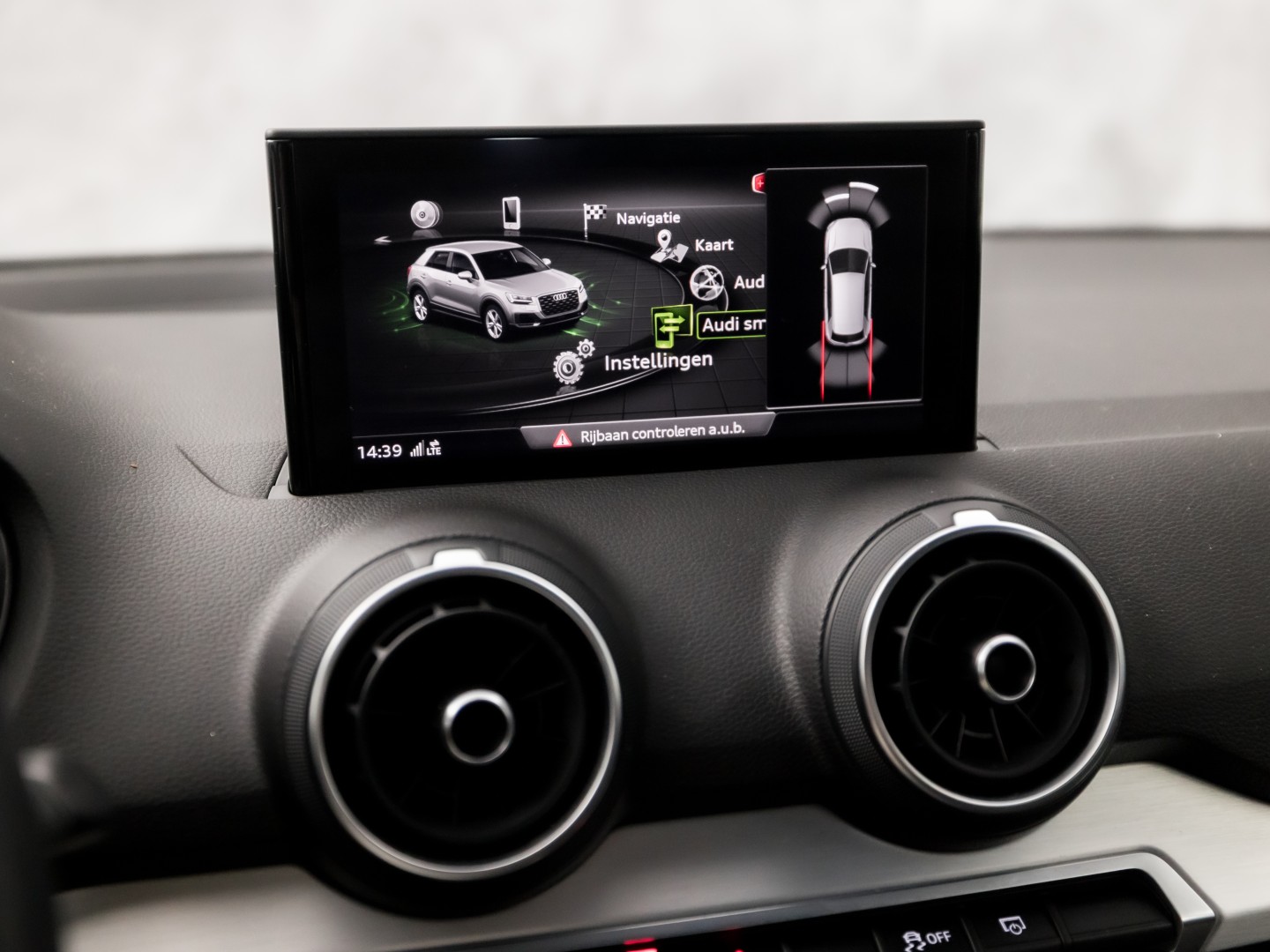 Audi Q2 35 TFSI S-Tronic Sport 150Pk Automaat (VIRTUAL COCKPIT, APPLE CARPLAY, GROOT NAVI, CLIMATE, STOELVERWARMING, SPORTSTOELEN, GETINT GLAS, PARKEERSENSOREN, CRUISE, NIEUWSTAAT)