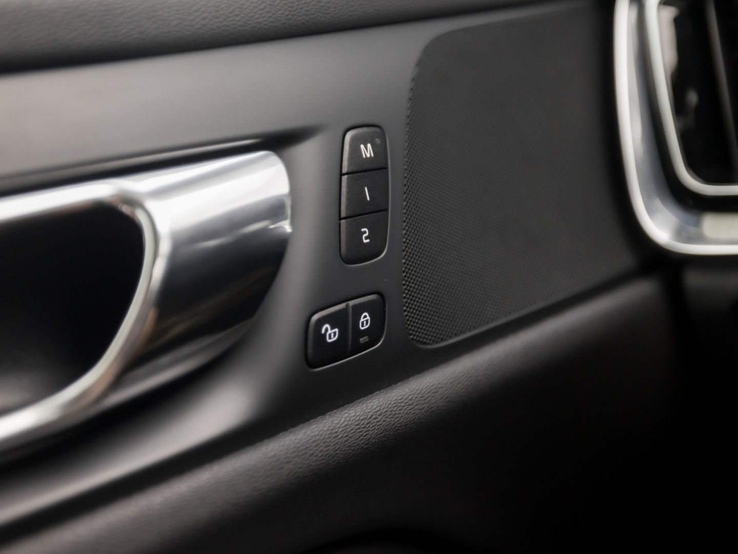 Volvo V60 2.0 T8 Twin Engine AWD Inscription 391Pk Automaat (PANORAMADAK, GROOT NAVI, MEMORY SEATS, GETINT GLAS, STUUR/STOELVERWARMING, CAMERA, TREKHAAK, ELEK ACHTERKLEP, NIEUWSTAAT)