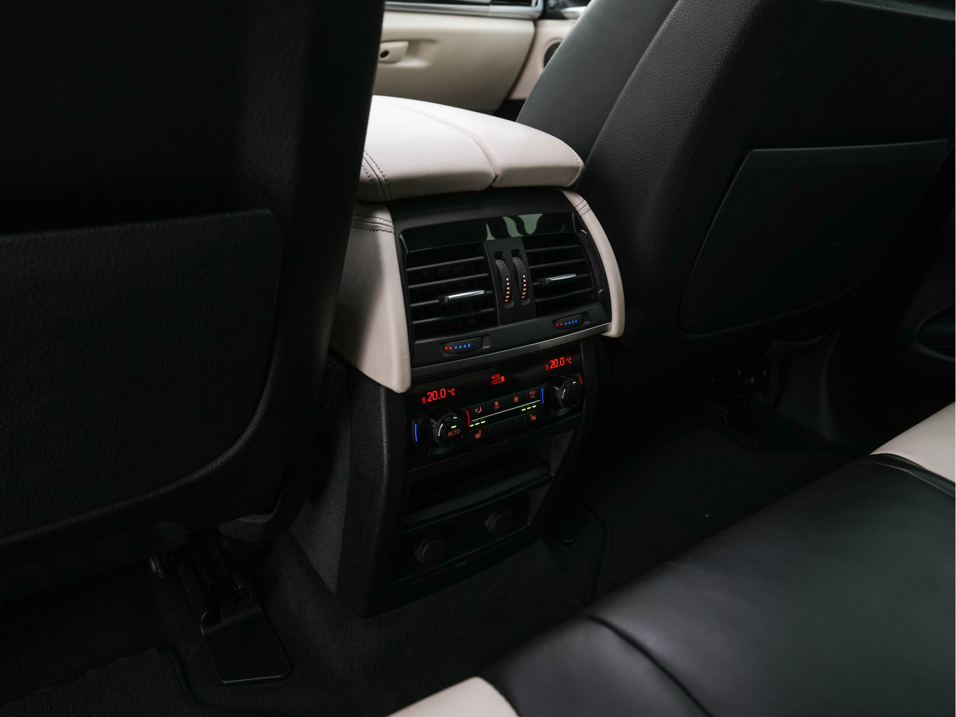 BMW X6 xDrive50i High-Executive M-Sportpack Aut. *PANO | HEAD-UP | TWO-COLOUR-LUXURYLEATHER | FULL-LED | MEMORY-PACK | HARMAN/KARDON-SOUNDSYSTEM |  | BLIND-SPOT | KEYLESS | CAMERA | COMFORT-SEATS | SOFT-CLOSE | 20''ALU*