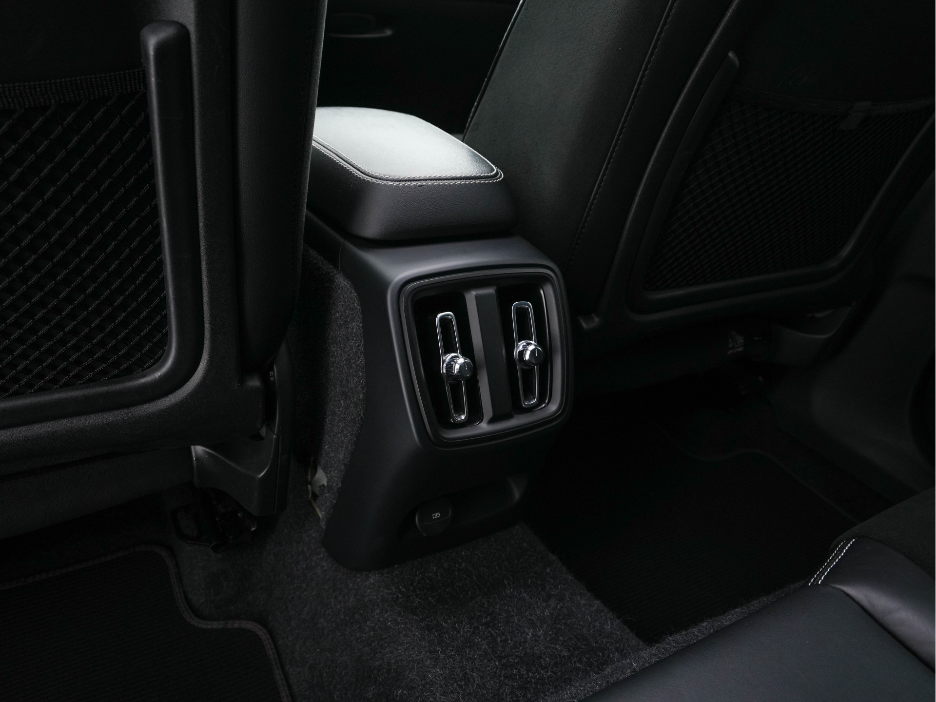 Volvo XC40 Recharge P8 AWD R-Design [ 3-Fase-11kW ] {SOH-89%} (INCL-BTW) *PANO | LEATHER-MICROFIBRE | DIGI-COCKPIT | FULL-LED | NAVI-FULLMAP | ECC | CARPLAY | PDC | KEYLESS | HEATED-SPORTSEATS | BLIS | PRIVACY-GLASS | 20"ALU*