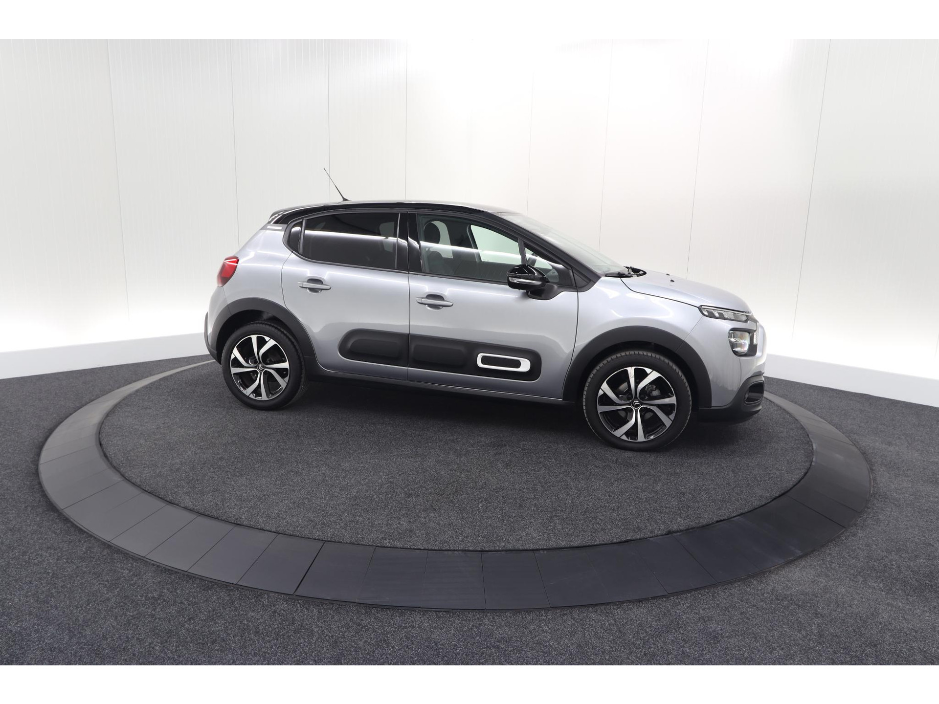 Citroen C3 PureTech 110 EAT6 Shine | Camera | Navigatie | Parkeersensoren | Apple Carplay | 17 Inch Lichtmetalen Velgen