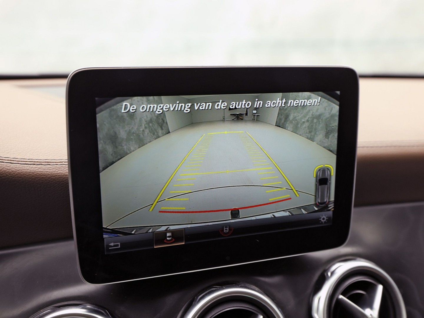Mercedes-Benz GLA-klasse 250 4Matic Premium AMG Sport 211Pk Automaat (PANORAMADAK, MEMORY SEATS, GROOT NAVI, CAMERA, TREKHAAK, SPORTSTOELEN, GETINT GLAS, BRUIN LEDER, STOELVERWARMING, NIEUWSTAAT)
