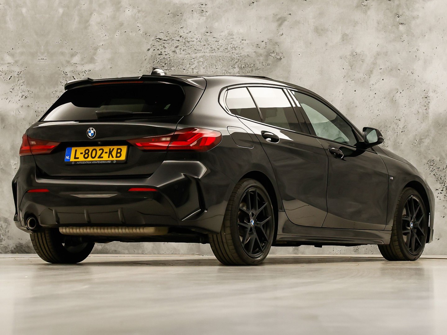 BMW 1 Serie 118i M Sport Automaat (PANORAMADAK, M PAKKET, DEALER ONDERHOUDEN, STUUR/STOELVERWARMING, CAMERA, BRUIN LEDER, SPOILER, BLACK PACK, SFEERVERLICHTING, NIEUWSTAAT)