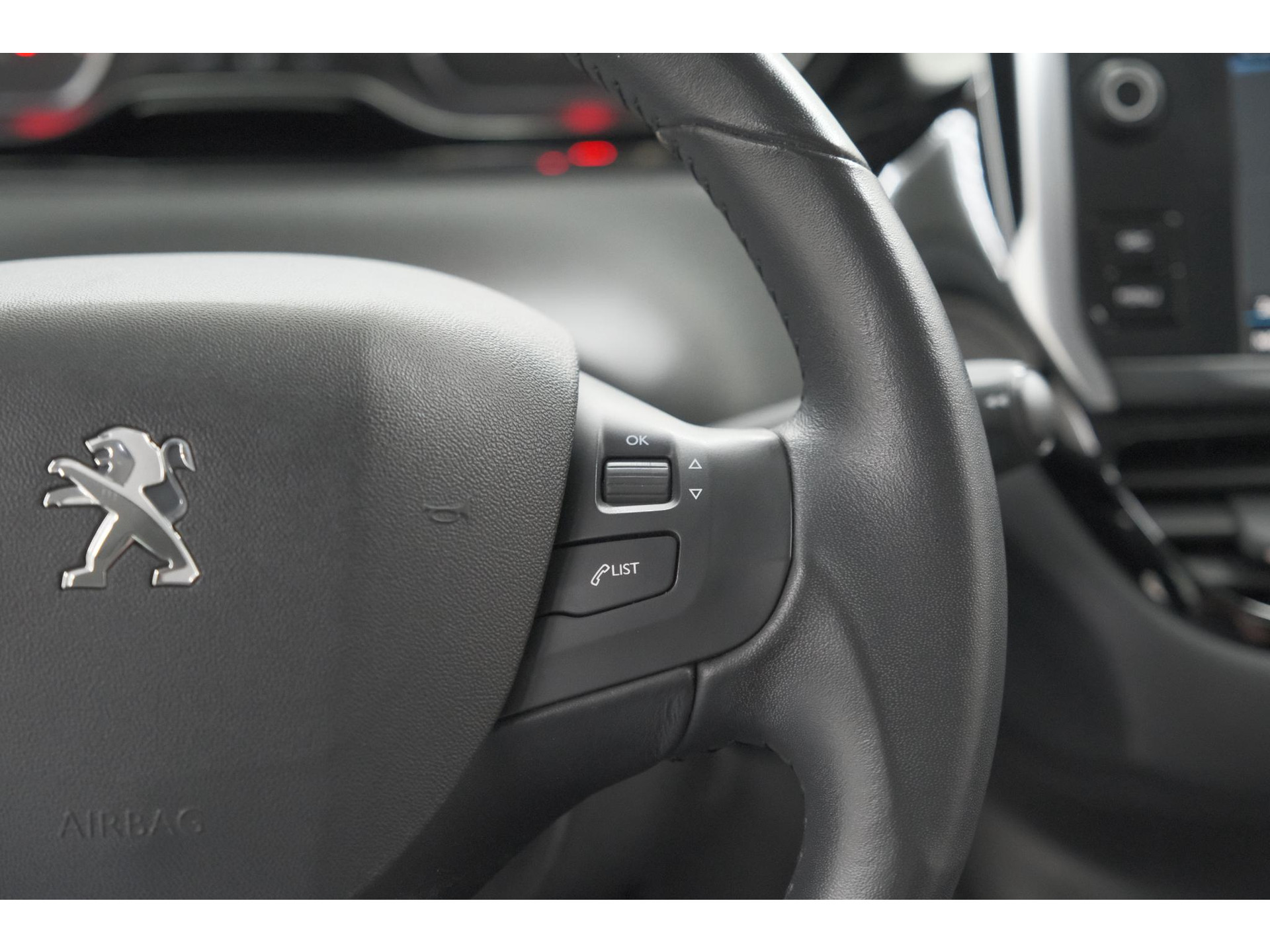 Peugeot 208 PureTech 82 Signature | Parkeersensoren | Apple Carplay | Pack Connect | Armsteun