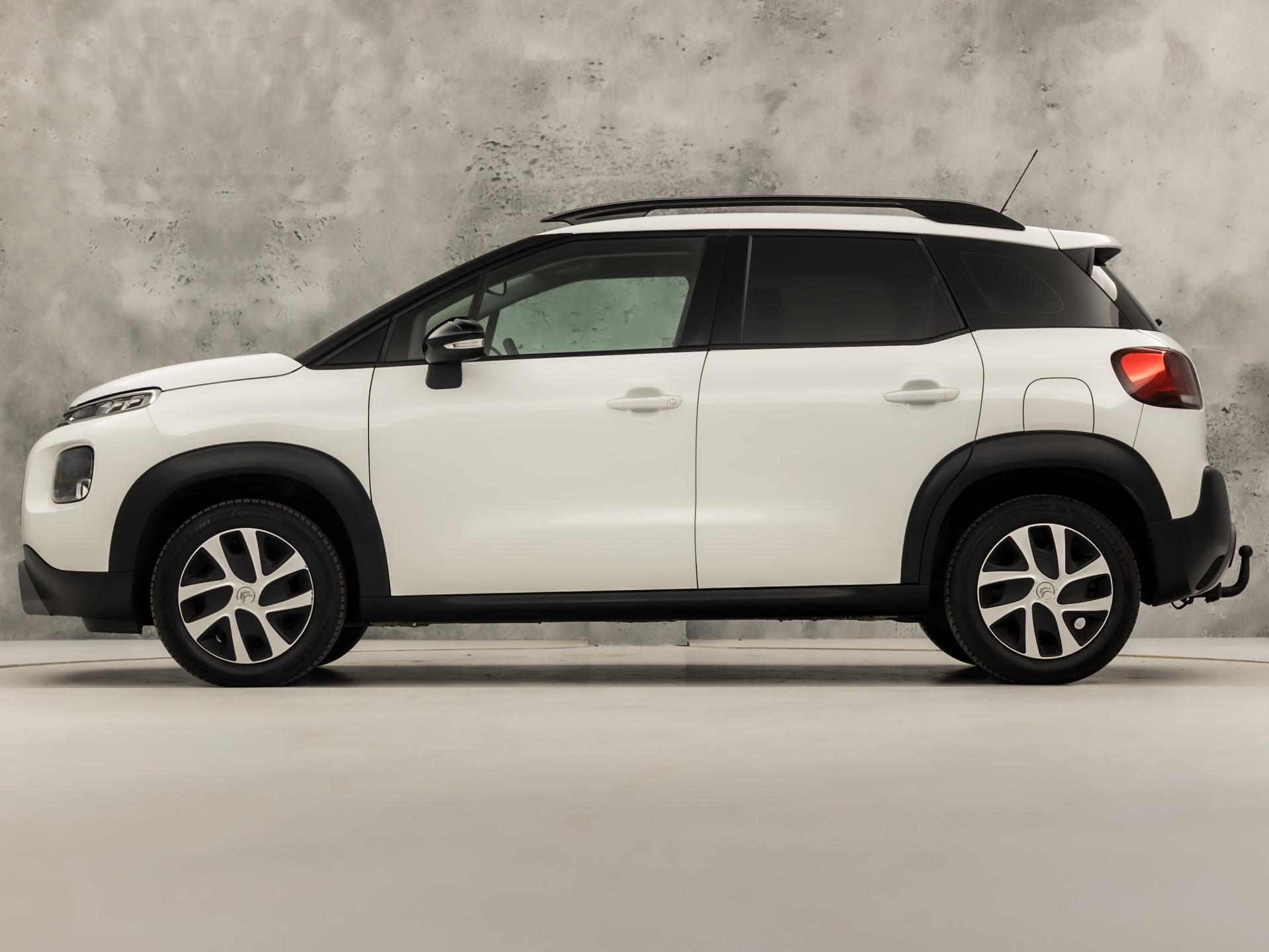 Citroën C3 Aircross 1.2 PureTech S&S Sport (APPLE CARPLAY, GROOT NAVI, LM VELGEN, TREKHAAK, GETINT GLAS, SPORTSTOELEN, CRUISE, NIEUWE APK, NIEUWSTAAT)