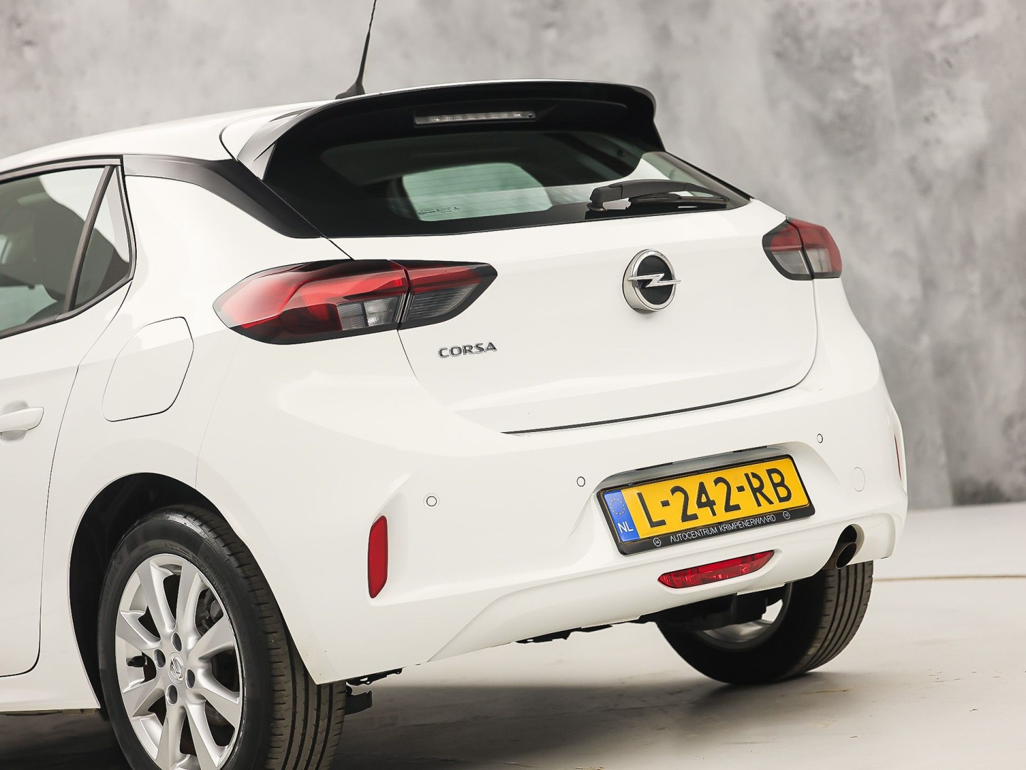 Opel Corsa 1.2 Sport Automaat (APPLE CARPLAY, GROOT NAVI, PARKEERSENSOREN, LEDER STUURWIEL, SPORTSTOELEN, LED KOPLAMPEN, LM VELGEN, CRUISE, NIEUWSTAAT)