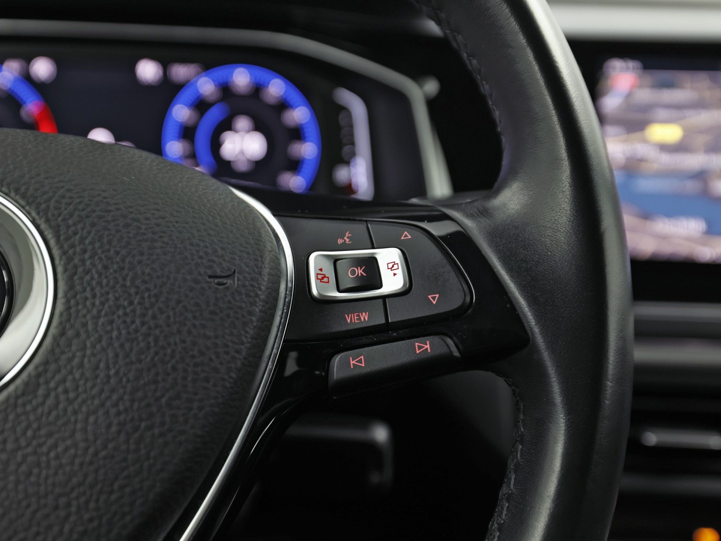 Volkswagen Polo 1.0 TSI R-Line Sport Automaat (VIRTUAL COCKPIT, ZWART HEMEL, GROOT NAVI, CLIMATE, LEDER, SPORTSTOELEN, GETINT GLAS, LM VELGEN, ADAPTIVE CRUISE, NIEUWSTAAT)