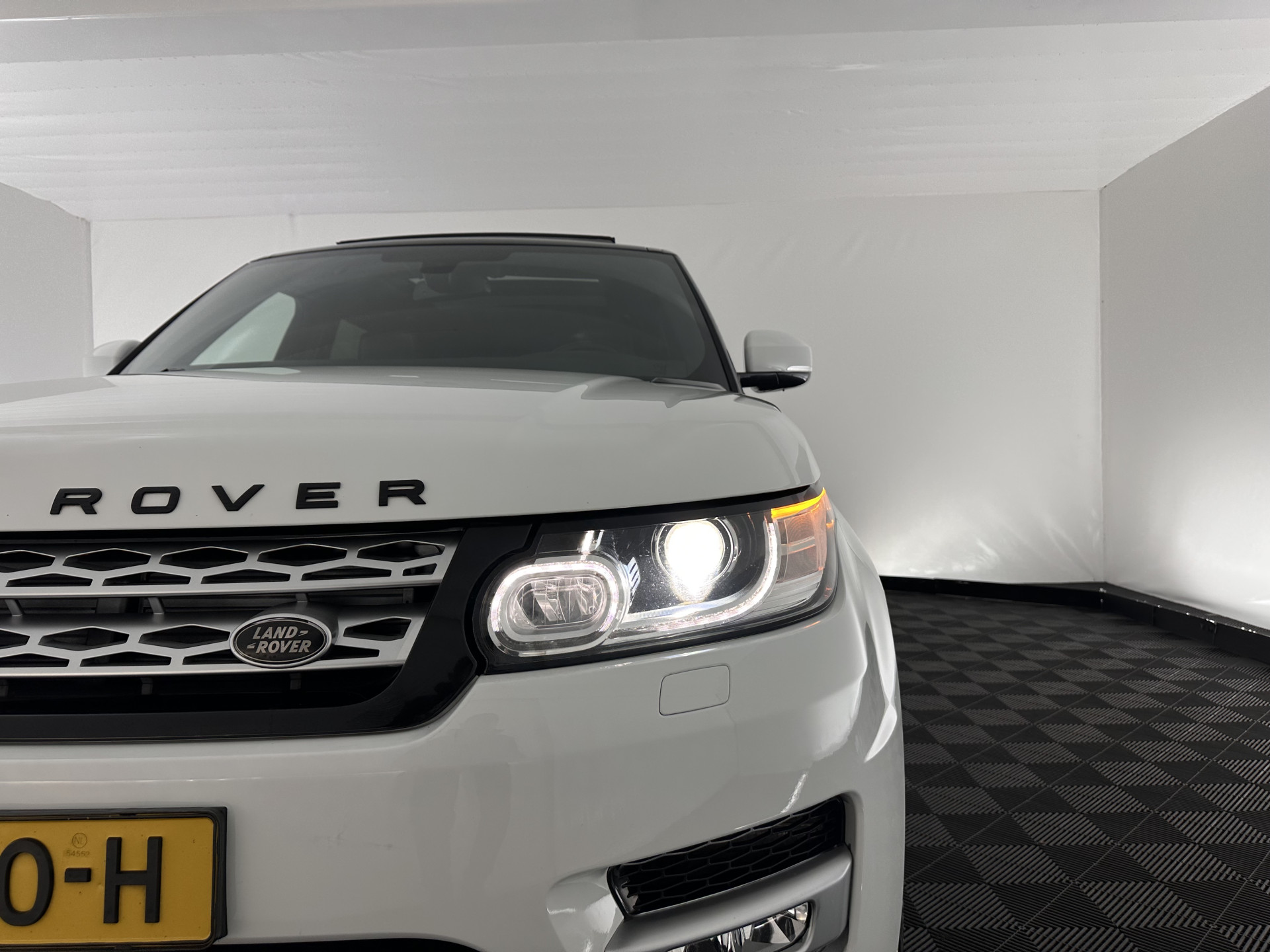 Land Rover Range Rover Sport 3.0 TDV6 HSE Dynamic Aut. *PANO | DIGI-COCKPIT | LEATHER | XENON | NAVI-FULLMAP | CAMERA | AIRSUSPENSION | ECC | PDC | HEATED-SPORTSEATS | MERIDIAN-SOUND | SHIFTPADDLES | PRIVACYGLASS | CRUISE | 21''ALU*