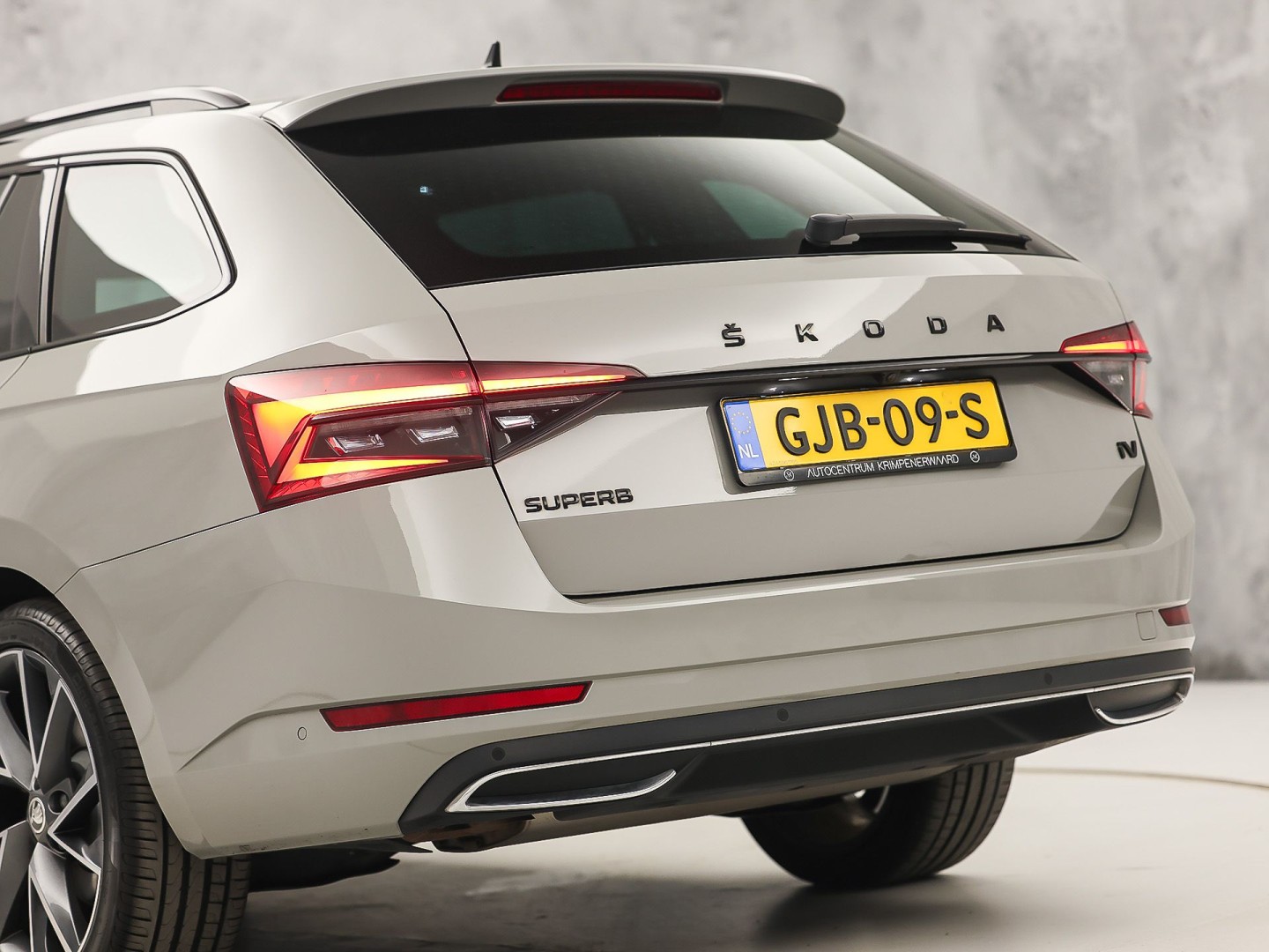 Škoda Superb Combi 1.4 TSI iV Sportline 218Pk Automaat (PANORAMADAK, 360 CAMERA, VIRTUAL COCKPIT, MEMORY SEATS, CANTON AUDIO, STOELVERWARMING, ADAPTIVE CRUISE, SFEERVERLICHTING, APPLE CARPLAY, NIEUWSTAAT)