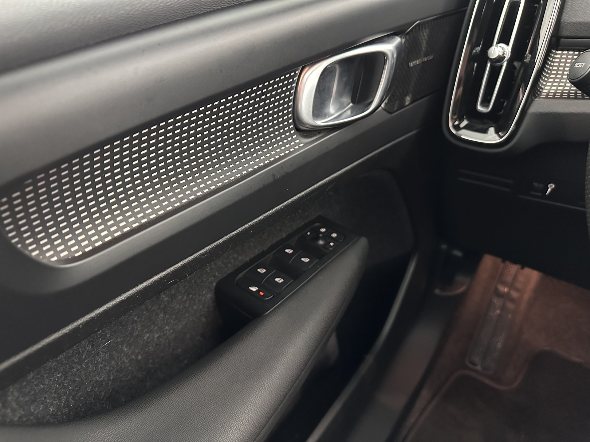 Volvo XC40 Recharge P8 AWD R-Design [ 3-Fase-11kW ] {SOH-90%} (INCL-BTW) Aut. *PANO | LEATHER-ALCANTARA | ADAPTIVE-CRUISE | DIGI-COCKPIT | FULL-LED | HARMAN/KARDON | TOPVIEW | NAVI-FULLMAP | ECC | PDC | KEYLESS | HEATED-SPORTSEATS | TOWBAR | 20''ALU*