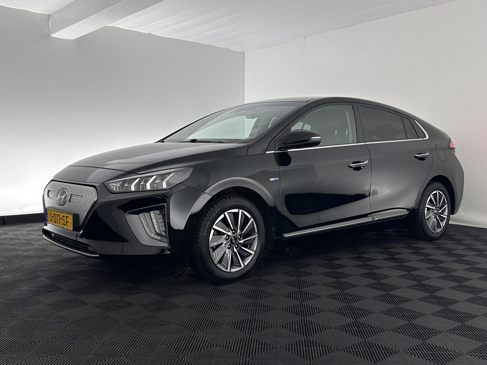 Hyundai IONIQ Comfort EV 38 kWh {SOH-100%} (INCL-BTW) *FULL-LED | ADAPTIVE-CRUISE | CAMERA | KEYLESS | DAB+ | NAVI-FULLMAP | HEATED-COMFORTSEATS | PRIVACYGLASS | ECC | AMBIENTLIGHT | DIGI-COCKPIT | SHIFTPADDLES | LANE-ASSIST | PDC | .