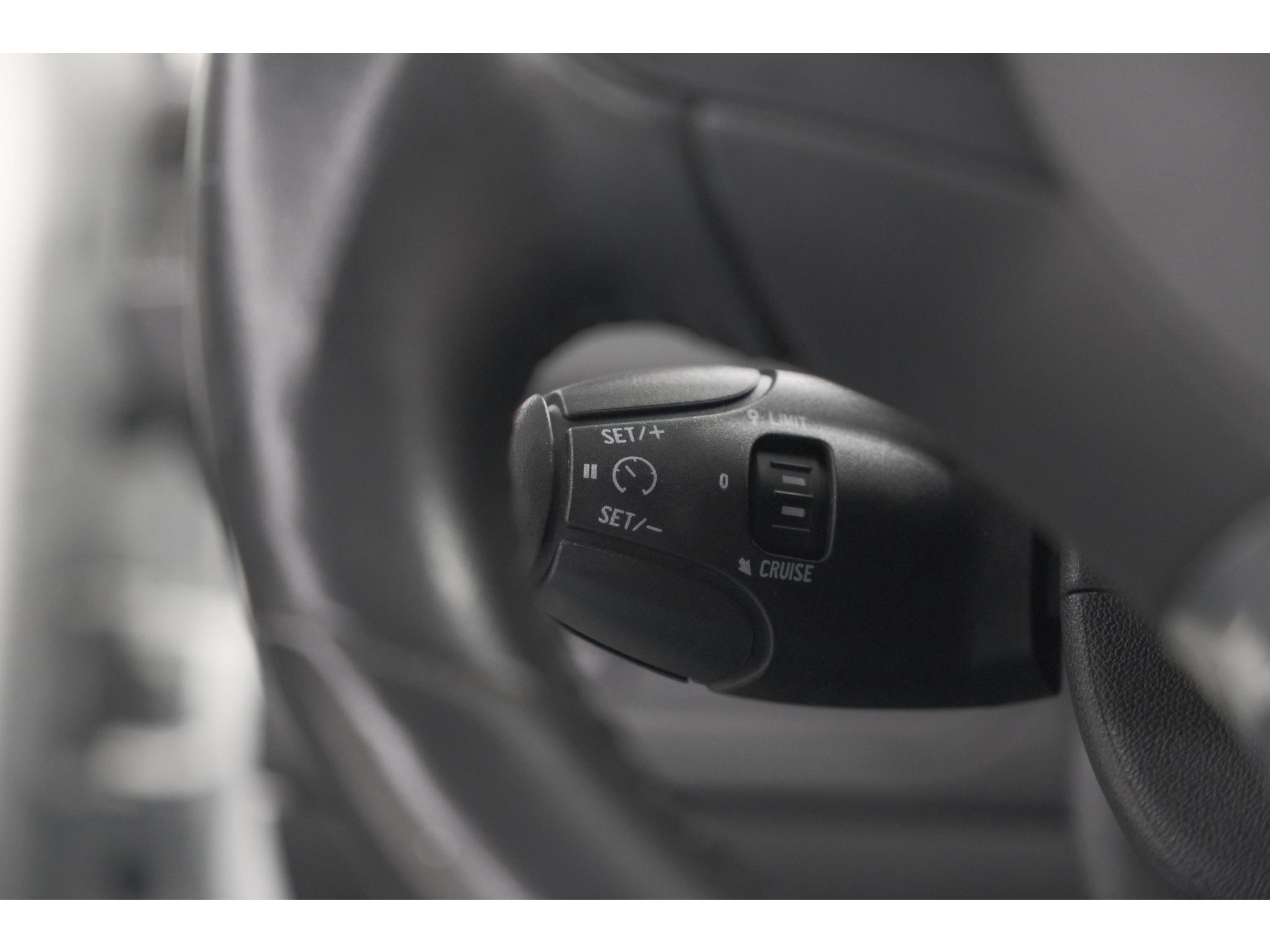 Peugeot 208 PureTech 82 Signature | Parkeersensoren | Apple Carplay | Pack Connect | Armsteun