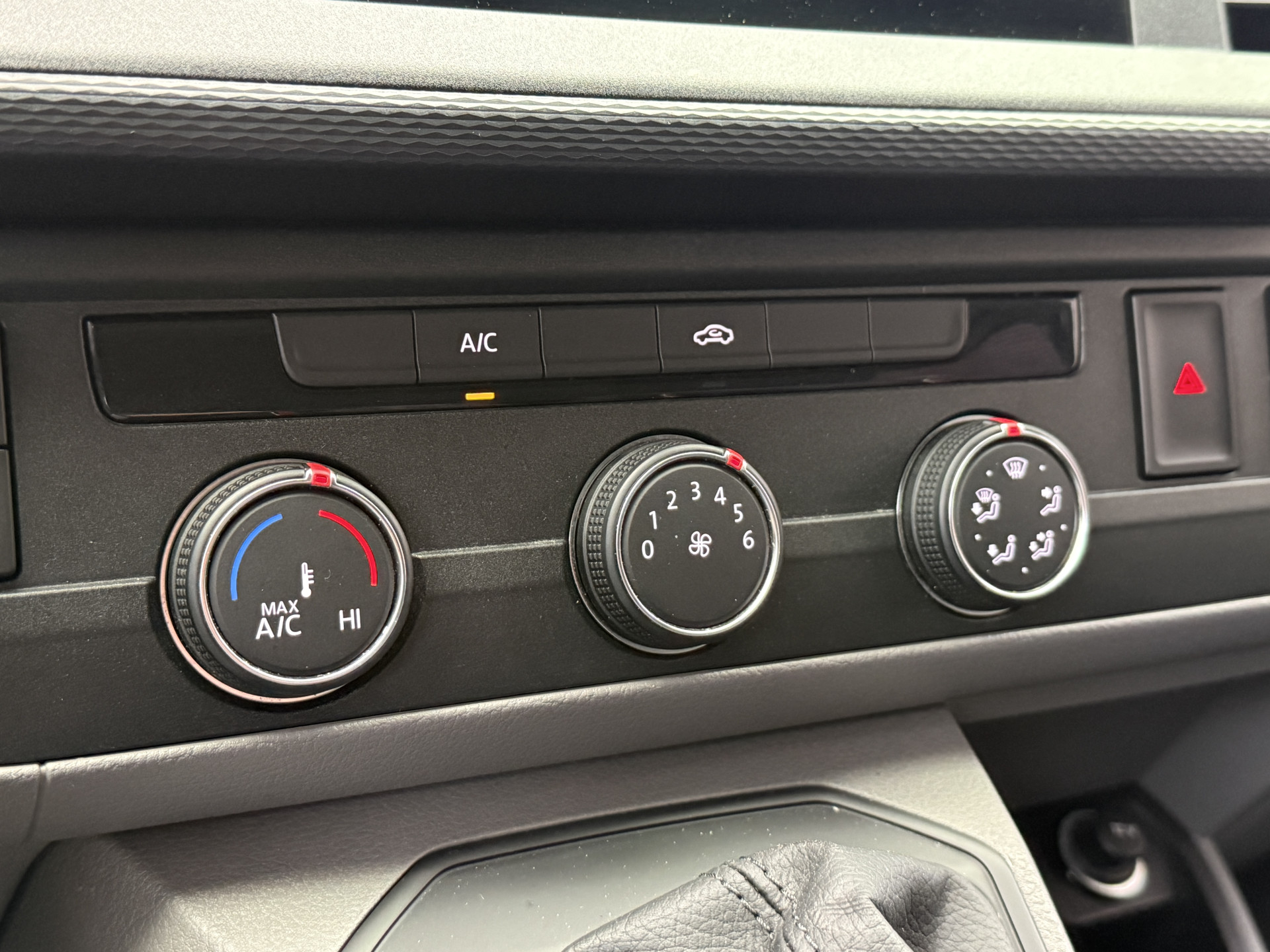 Volkswagen Transporter 2.0 TDI L2H1 30 DC Highline | Origineel NL | Apple carplay  | Camera | Trekhaak |