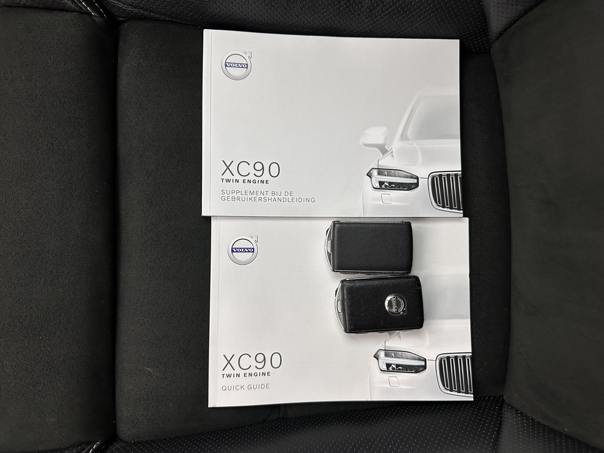 Volvo XC90 2.0 T8 R-Design Twin Engine AWD [ 7-Pers. ] (Plug-In) Aut. *PANO | LEATHER-ALCANTARA | FULL-LED | MEMORY-PACK | DIGI-COCKPIT | NAVI-FULLMAP | CARPLAY | ECC | HEATED-SPORTSEATS | LANE-ASSIST | PDC | HEAD-UP | TOWBAR | 20"ALU*