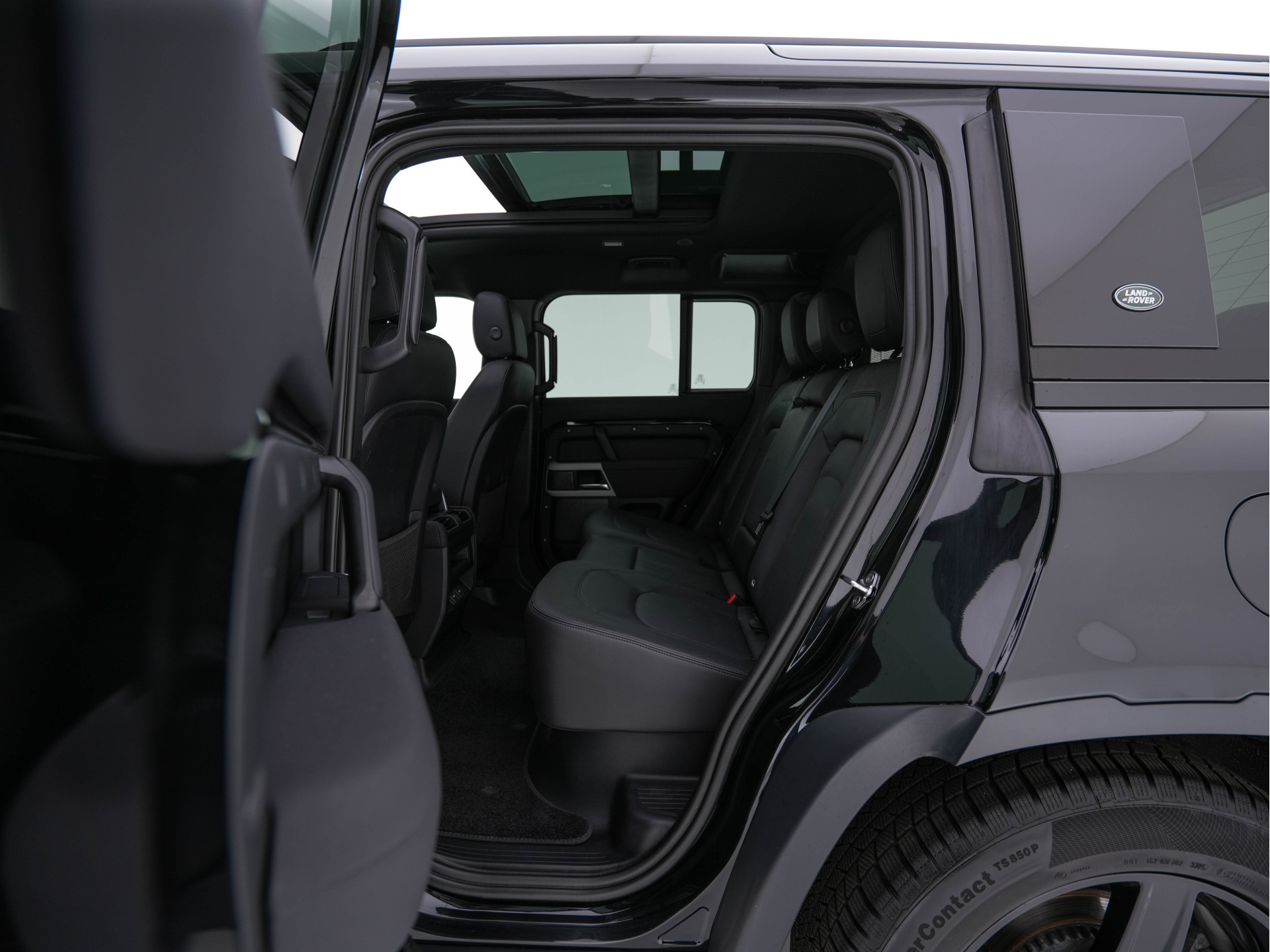 Land Rover Defender 110 2.0 P400e 110 XS Edition (Plug-in) (INCL-BTW) *PANO | LEATHER | FULL-LED | MERIDIAN-AUDIO | BLINDSPOT | TOPVIEW | AIRSUSPENSION | HEATED-COMFORTSEATS | KEYLESS | CARPLAY | LANE-ASIST | DAB+ | PRIVACYGLASS | 20''ALU*