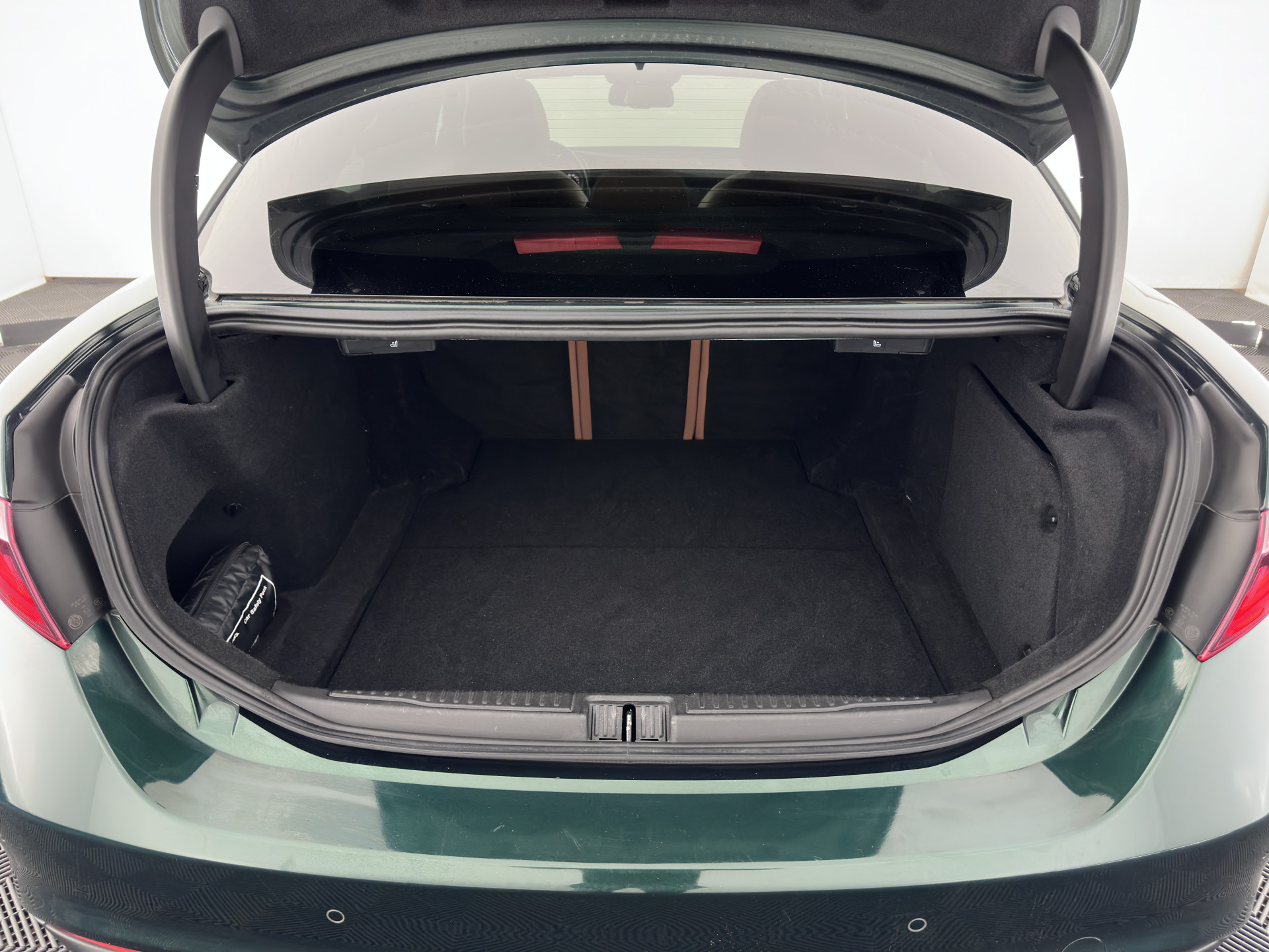 Alfa Romeo Giulia 2.0T Sprint (INCL-BTW) Aut. *PANO | LEATHER-FABRIC | XENON | ADAPTIVE-CRUISE | BLIND-SPOT | SPORTSEATS | CAMERA | NAVI-FULLMAP | DAB+ | SHIFT-PADDLES | PRIVACY-GLASS | LANE-ASSIST | BLINDSPOT | KEYLESS |