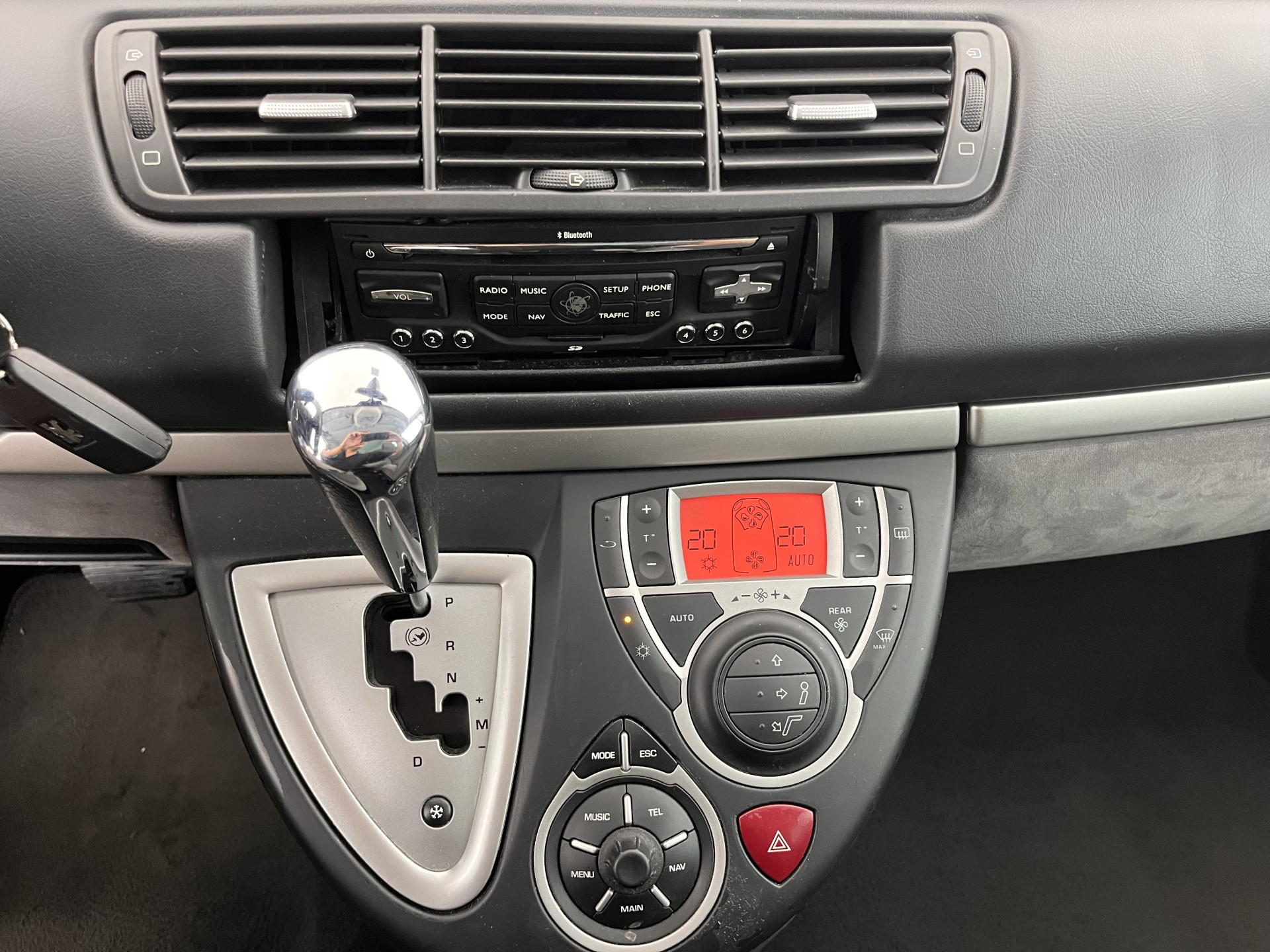 Peugeot 807 2.0 HDiF ST [ 7-Pers. ] Aut. *NAVI-FULLMAP | XENON | VELOURS-COMFORT-SEATS | HEATED-SEATS | ECC | PDC | CRUISE | TOWBAR | 16''ALU*