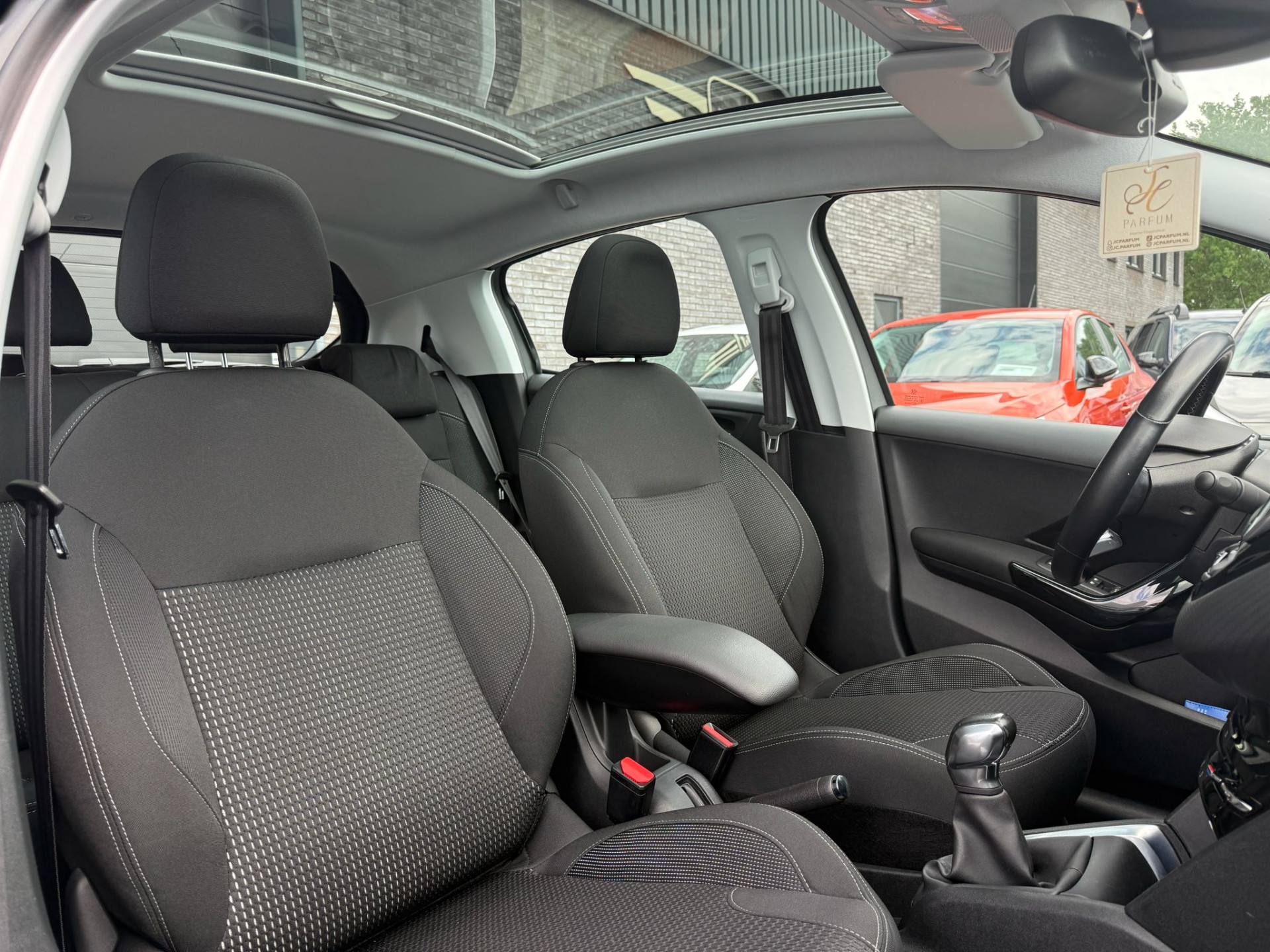 Peugeot 208 1.2 110PK Allure | 2E EIGENAAR | 3/6/12MND GARANTIE | PANO | DAB | CARPLAY | NAVI | CRUISE | JBL | AIRCO | TREKHAAK | MAT |