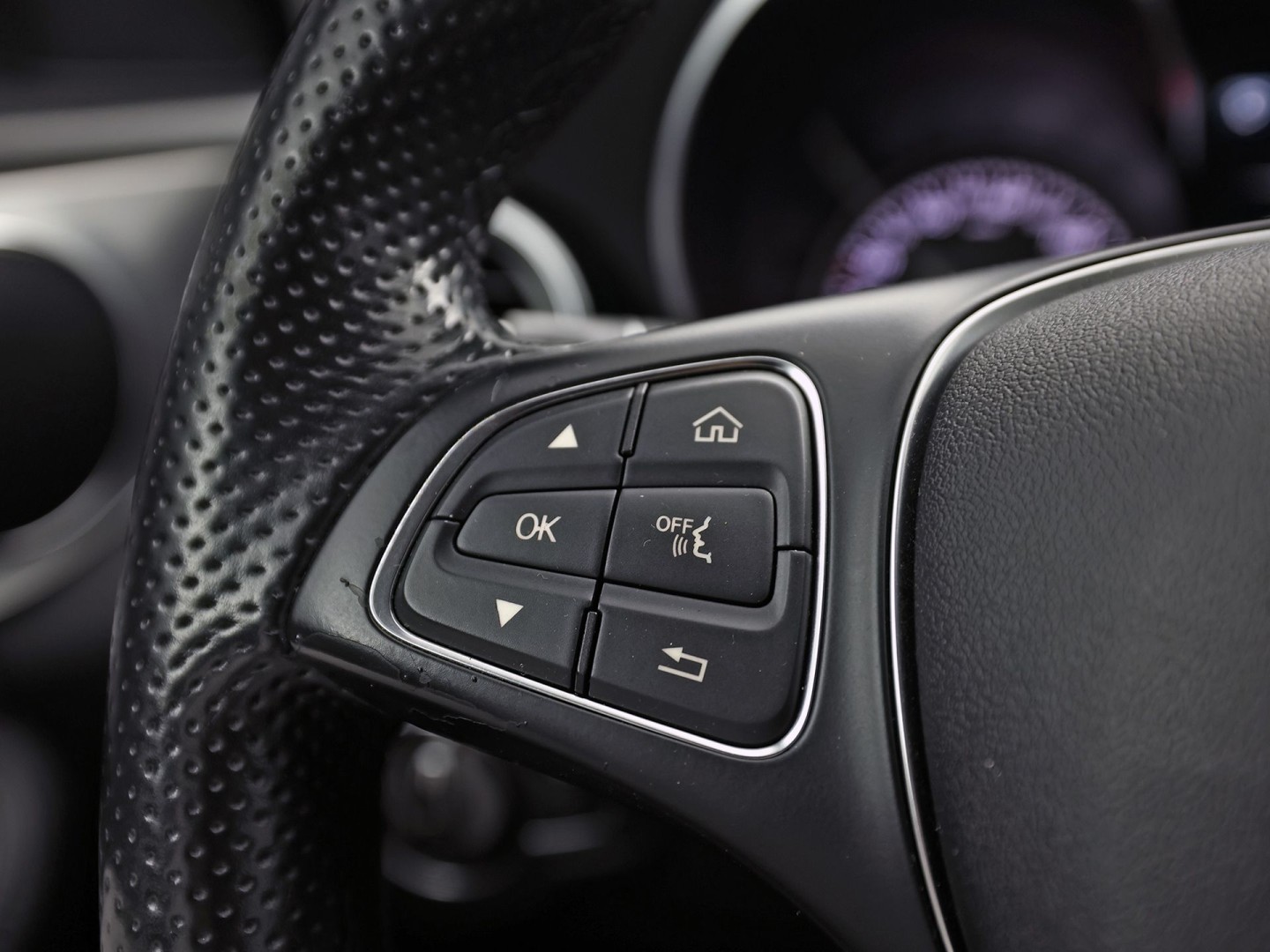 Mercedes-Benz C-Klasse 180 AMG Sport Automaat (GROOT NAVI, LEDER, STOELVERWARMING, GETINT GLAS, SPORTSTOELEN, CRUISE, NIEUWE APK, NIEUWSTAAT)