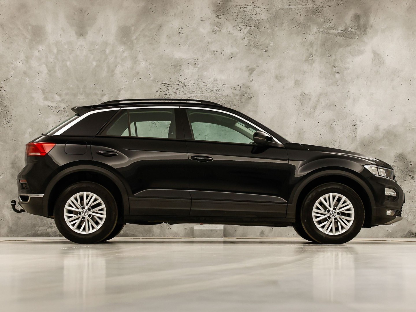 Volkswagen T-Roc 1.0 TSI Sport (APPLE CARPLAY, GROOT NAVI, CLIMATE, STOELVERWARMING, TREKHAAK, SPORTSTOELEN, PARKEERSENSOREN, ADAPTIVE CRUISE, NIEUWSTAAT)