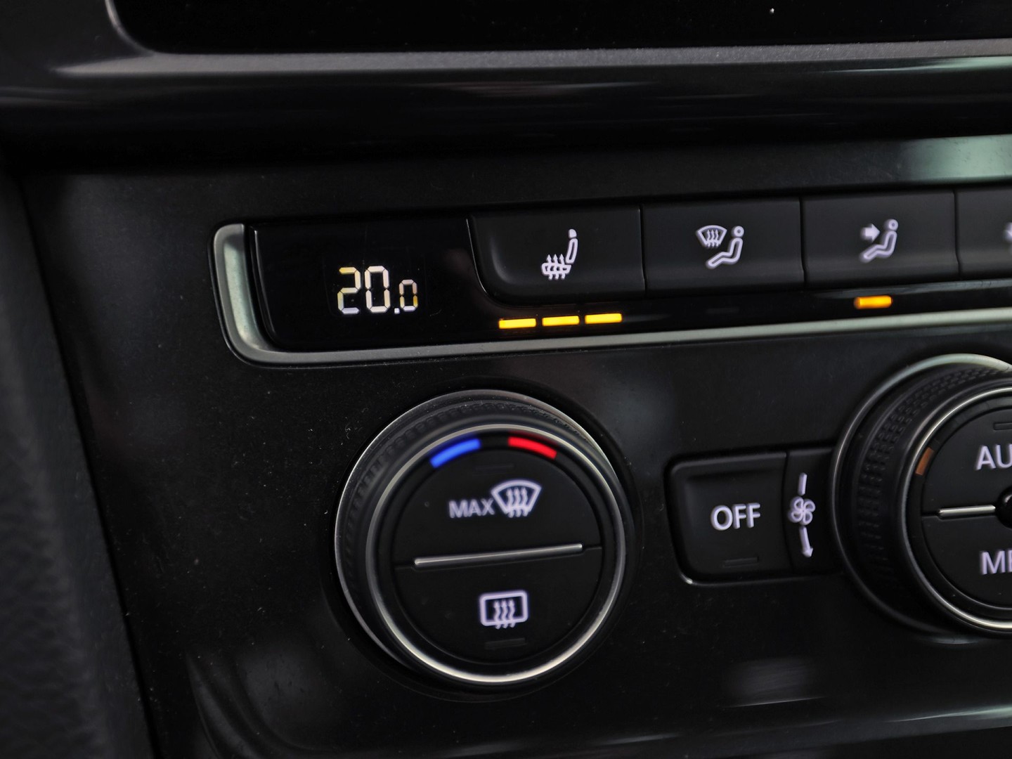Volkswagen Golf 1.5 TSI Sportline (APPLE CARPLAY, GROOT NAVI, CLIMATE, STOELVERWARMING, SPORTSTOELEN, LED KOPLAMPEN, PARKEERSENSOREN, ADAPTIVE CRUISE, NIEUWSTAAT)