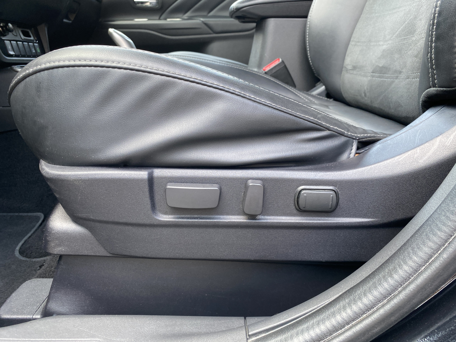 Mitsubishi Outlander 2.4 PHEV Intense+ 4WD 225 pk AUT. | 1e eigenaar | navigatie | trekhaak | elektr. v. stoel | carplay | alcantara