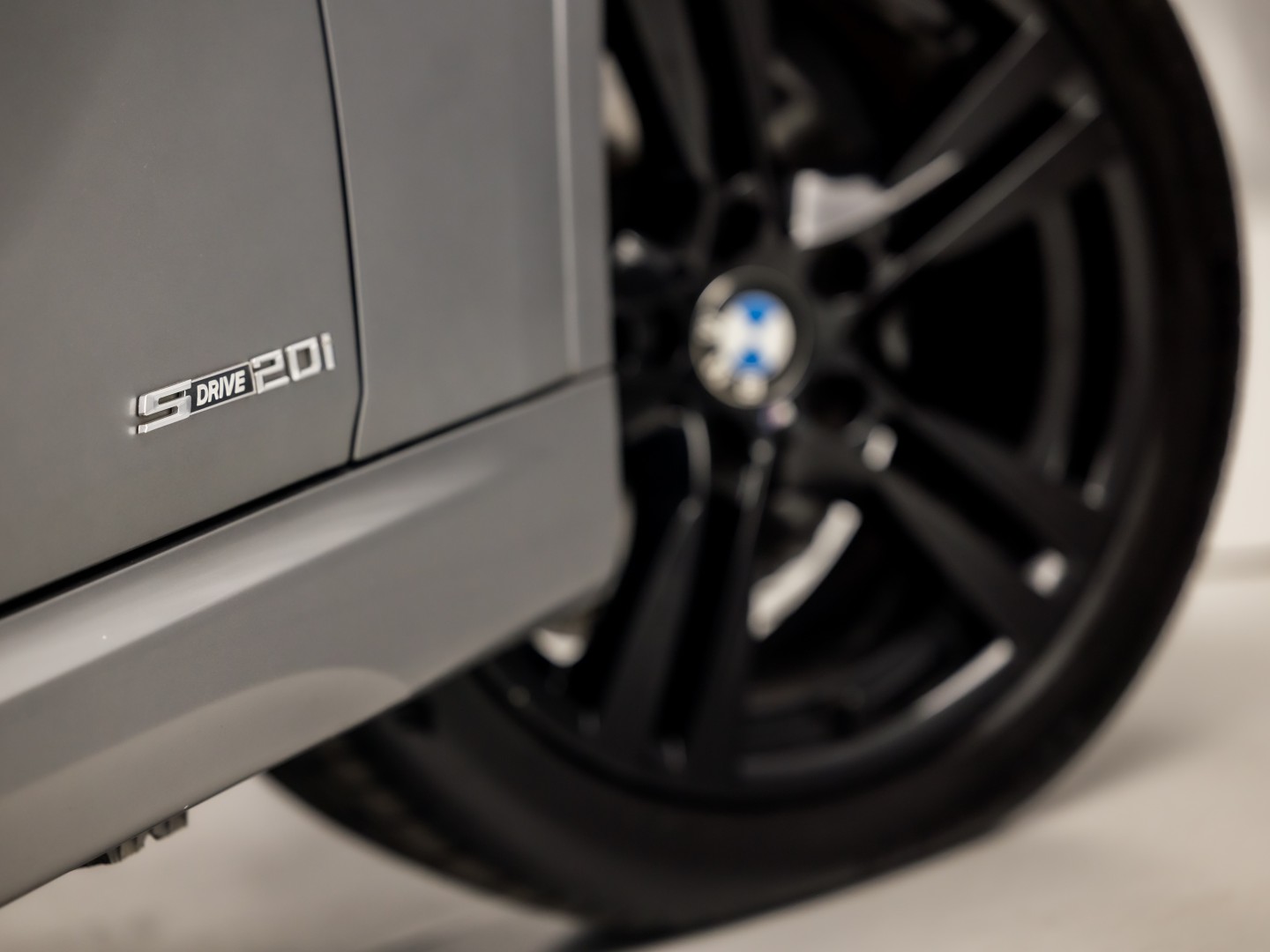 BMW X1 sDrive20i M Sport 184Pk Automaat (GROOT NAVI, CLIMATE, ALCANTARA, TREKHAAK, SPORTSTOELEN, XENON, ZWART HEMEL, PARKEERSENSOREN, NIEUWSTAAT)