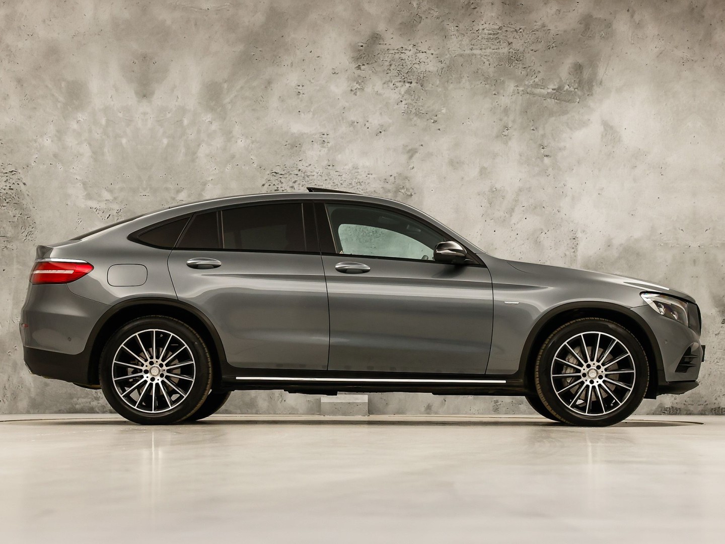 Mercedes-Benz GLC 250 4MATIC Edition 1 AMG Sport 211Pk Automaat (SCHUIFDAK, LUCHTVERING, GROOT NAVI, HEAD-UP DISPLAY, MEMORY SEATS, 360 CAMERA, BURMESTER, STOELVERWARMING ACHTER, TREKHAAK WEGKLAPBAAR, NIEUWSTAAT)