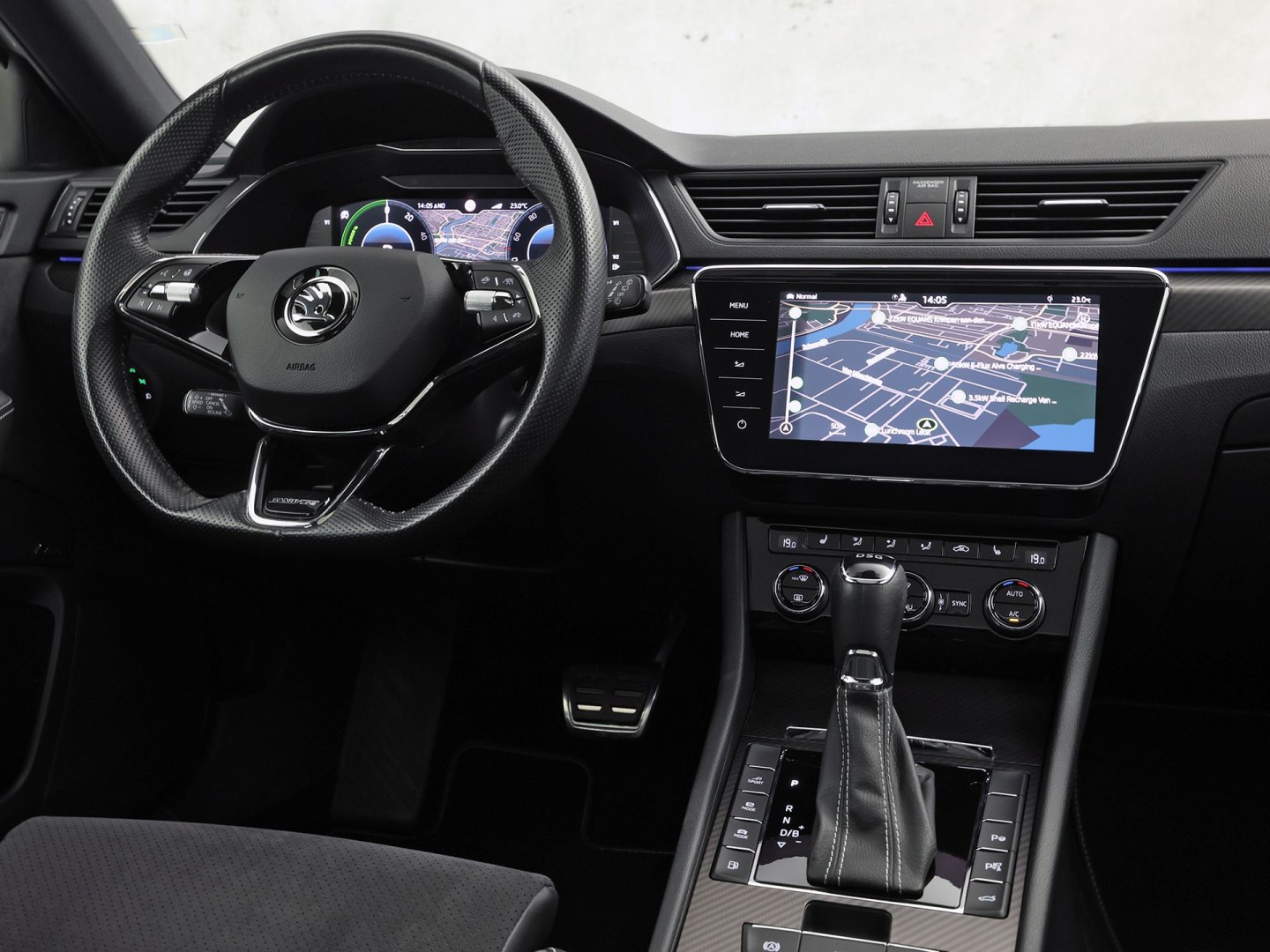 Škoda Superb Combi 1.4 TSI iV Sportline 218Pk Automaat (PANORAMADAK, 360 CAMERA, VIRTUAL COCKPIT, MEMORY SEATS, CANTON AUDIO, STOELVERWARMING, ADAPTIVE CRUISE, SFEERVERLICHTING, APPLE CARPLAY, NIEUWSTAAT)