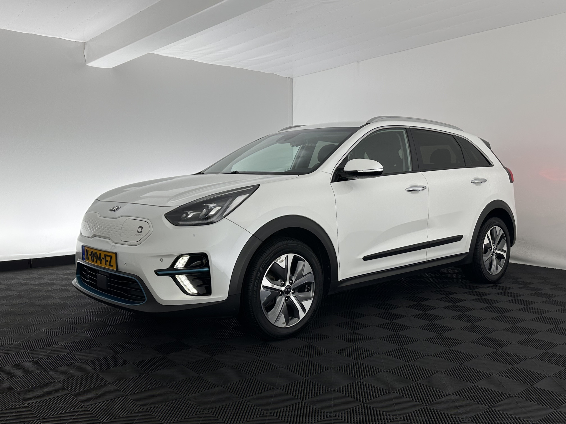 Kia e-Niro ExecutiveLine 64 kWh [ 3-Fase ] {SOH-100%} (INCL-BTW)  Aut.*HEATPUMP | LEATHER | FULL-LED | NAVI-FULLMAP | ADAPTIVE-CRUISE | CAMERA | MEMORY-PACK | LANE-ASSIST | KEYLESS | DIGI-COCKPIT | PRIVACYGLASS | SHIFTPADDLES | 17"ALU*