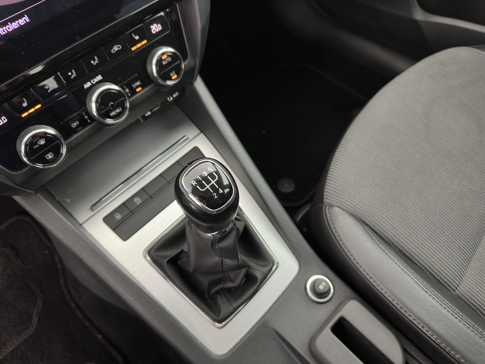 ŠKODA Octavia 1.6 TDI Greentech Ambition Business *LEATHER-FABRIC | NAVI-FULLMAP | HEATED-COMFORTSEATS | ECC | TOWBAR | PRIVACY-GLASS | PARKPILOT | CRUISE | 16''ALU *