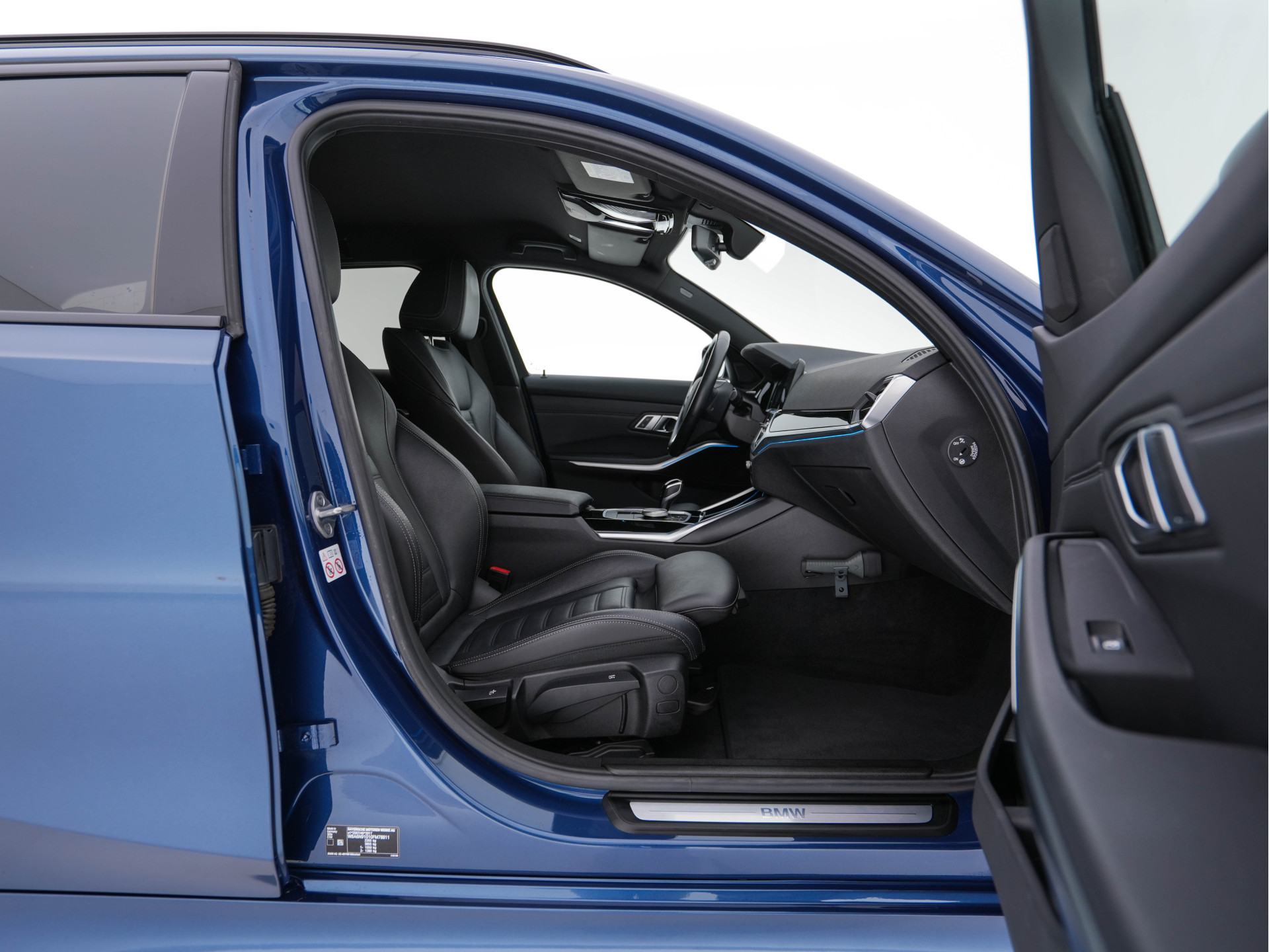 BMW 3-serie Touring 320e Business Edition Plus [Plug-In] (INCL-BTW) Aut. *LEATHER | FULL-LED | HEATED-SPORTSEATS | DIGI-COCKPIT | HIFI-SOUND | NAVI-FULLMAP | PRIVACYGLASS | PDC | AMBIENTLIGHT | DAB | KEYLESS | TOWBAR | 17"ALU* *