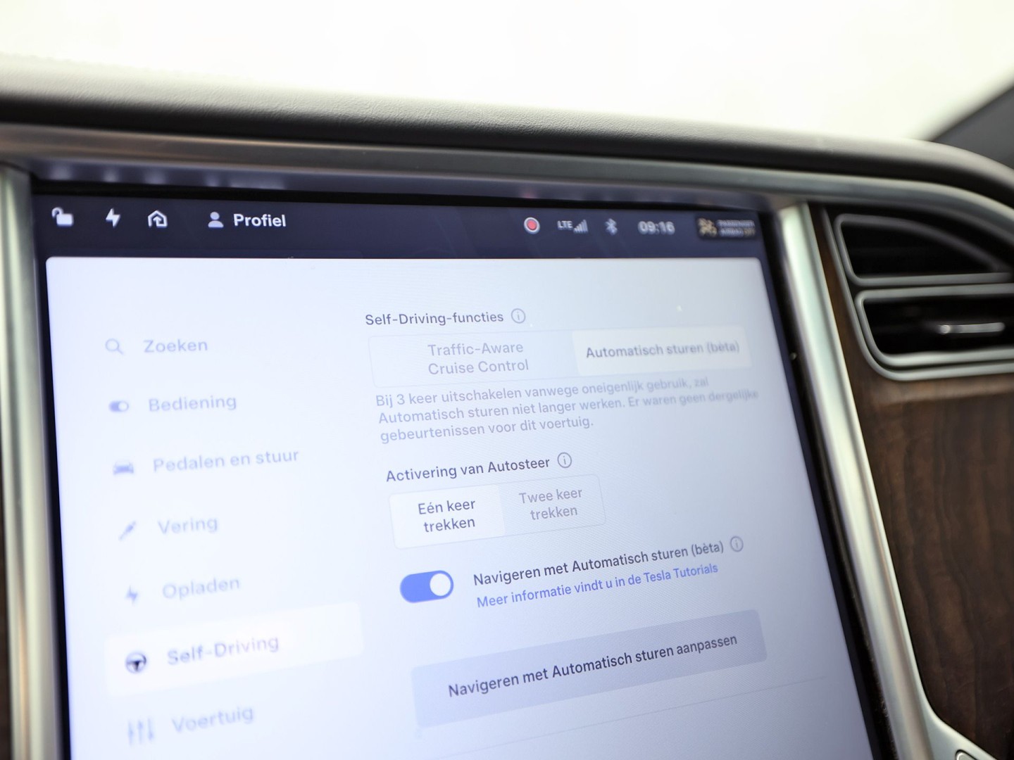 Tesla Model X 100D 7 Persoons 417Pk (AUTOPILOT, LUCHTVERING, STUUR/STOELVERWARMING, CAMERA, ADAPTIVE CRUISE, KEYLESS ENTRY, NIEUWSTAAT)
