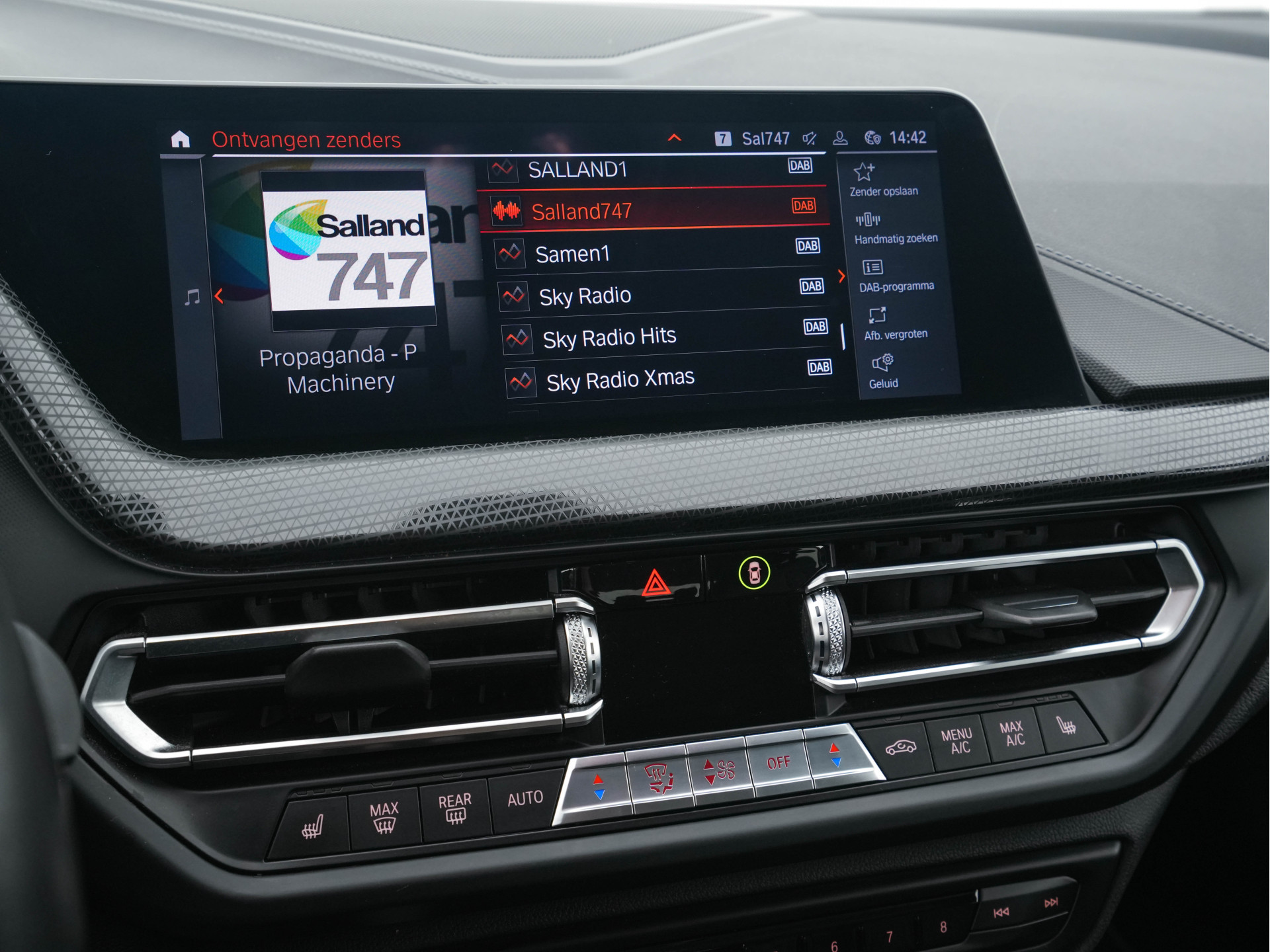 BMW 1-serie 118i High Executive Edition Sport-Line (INCL-BTW) *LEATHER | DIGI-COCKPIT | HARMAN/KARDON-AUDIO | FULL-LED | KEYLESS | NAVI-FULLMAP | DAB | CAMERA | ECC | CARPLAY | PDC | AMBIENT-LIGHT | CRUISE | SPORT-SEATS | 17"ALU*